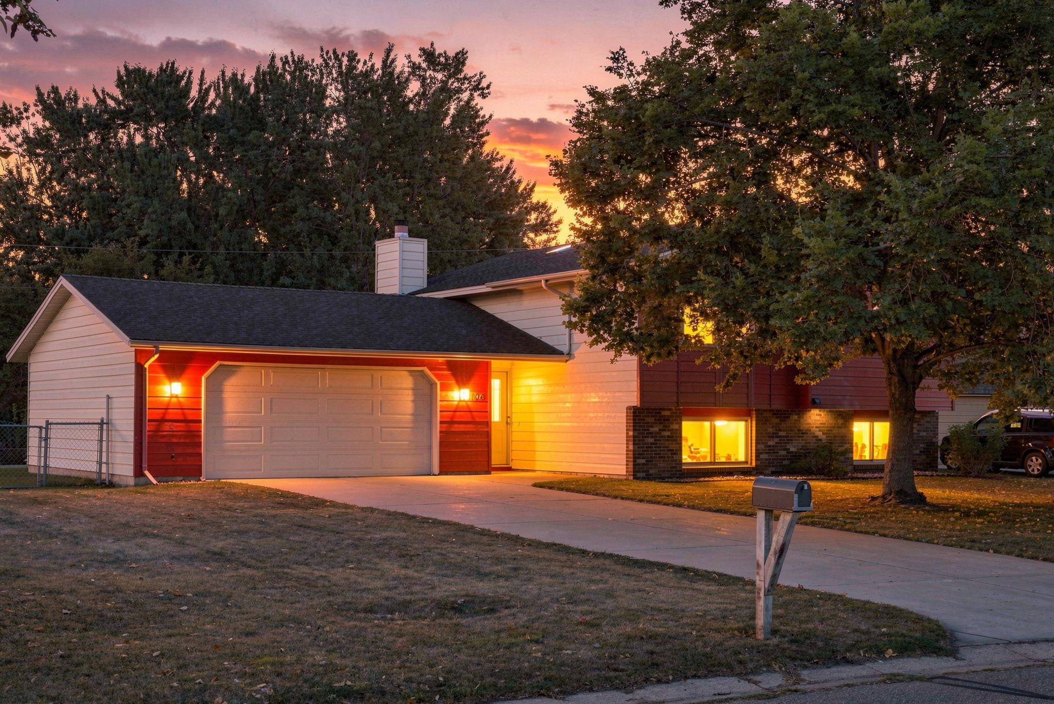 8106 Vincent AVE N, Brooklyn Park, MN 55444