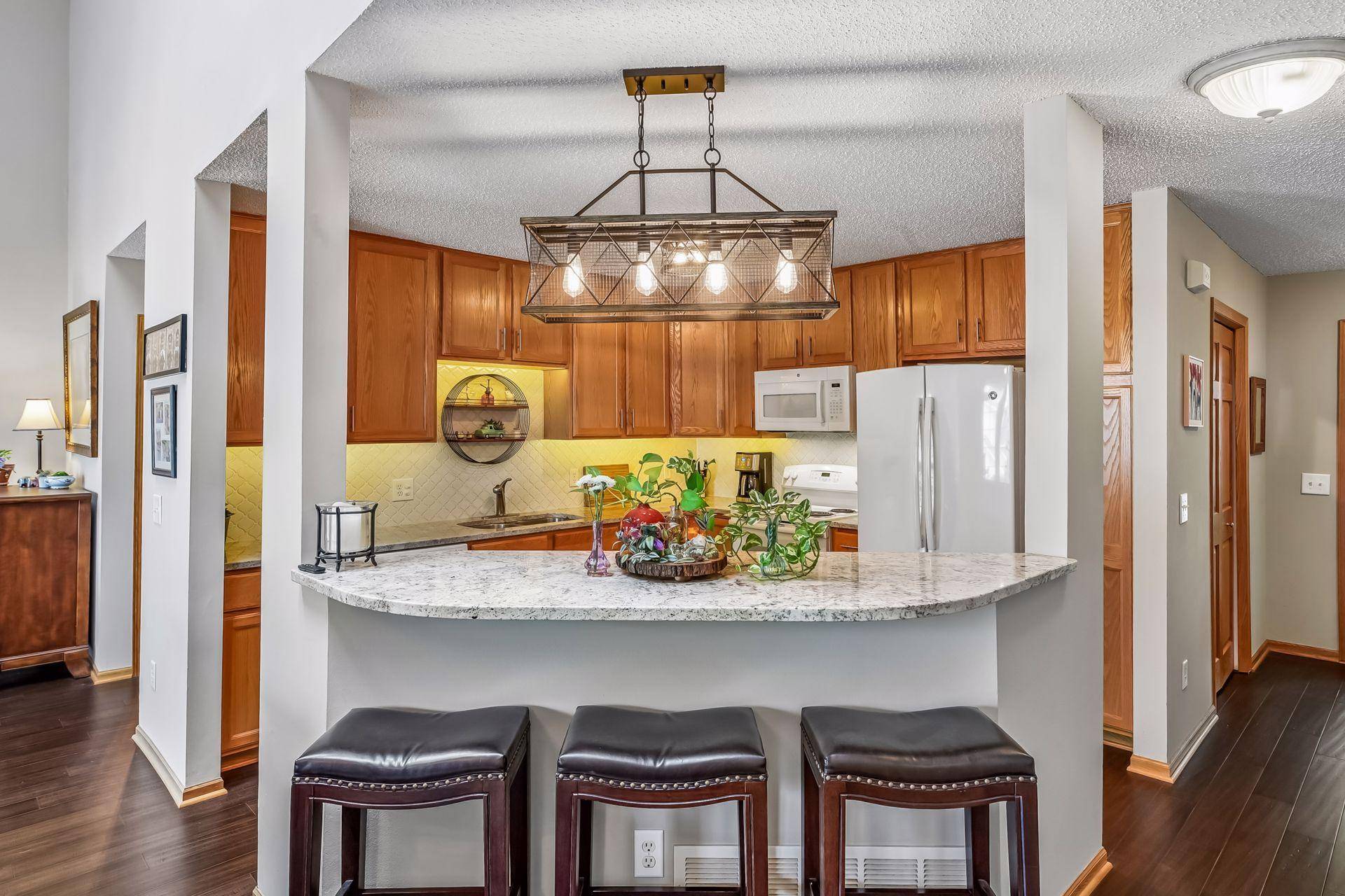 912 Kelly CT, Chanhassen, MN 55317
