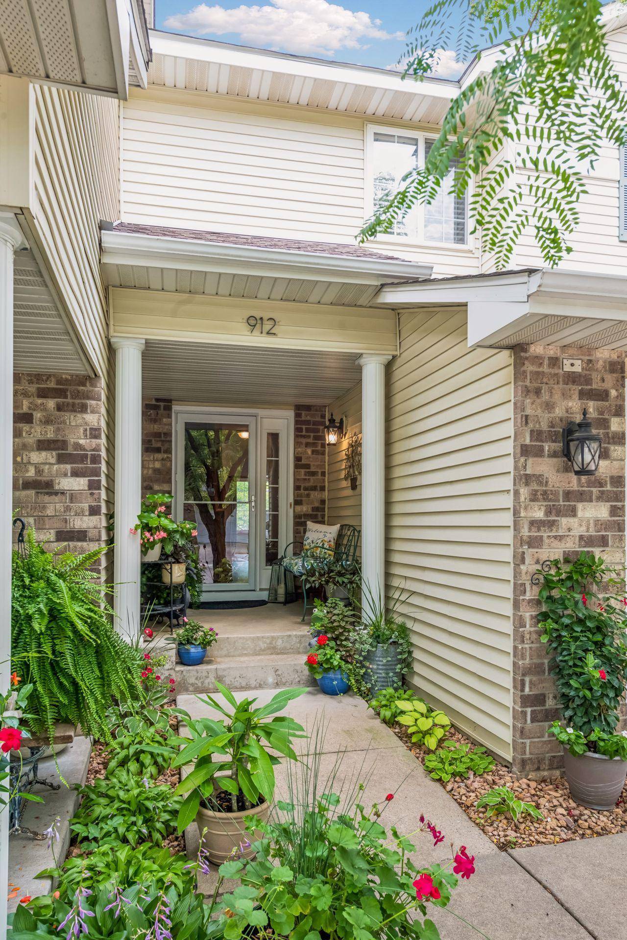 912 Kelly CT, Chanhassen, MN 55317