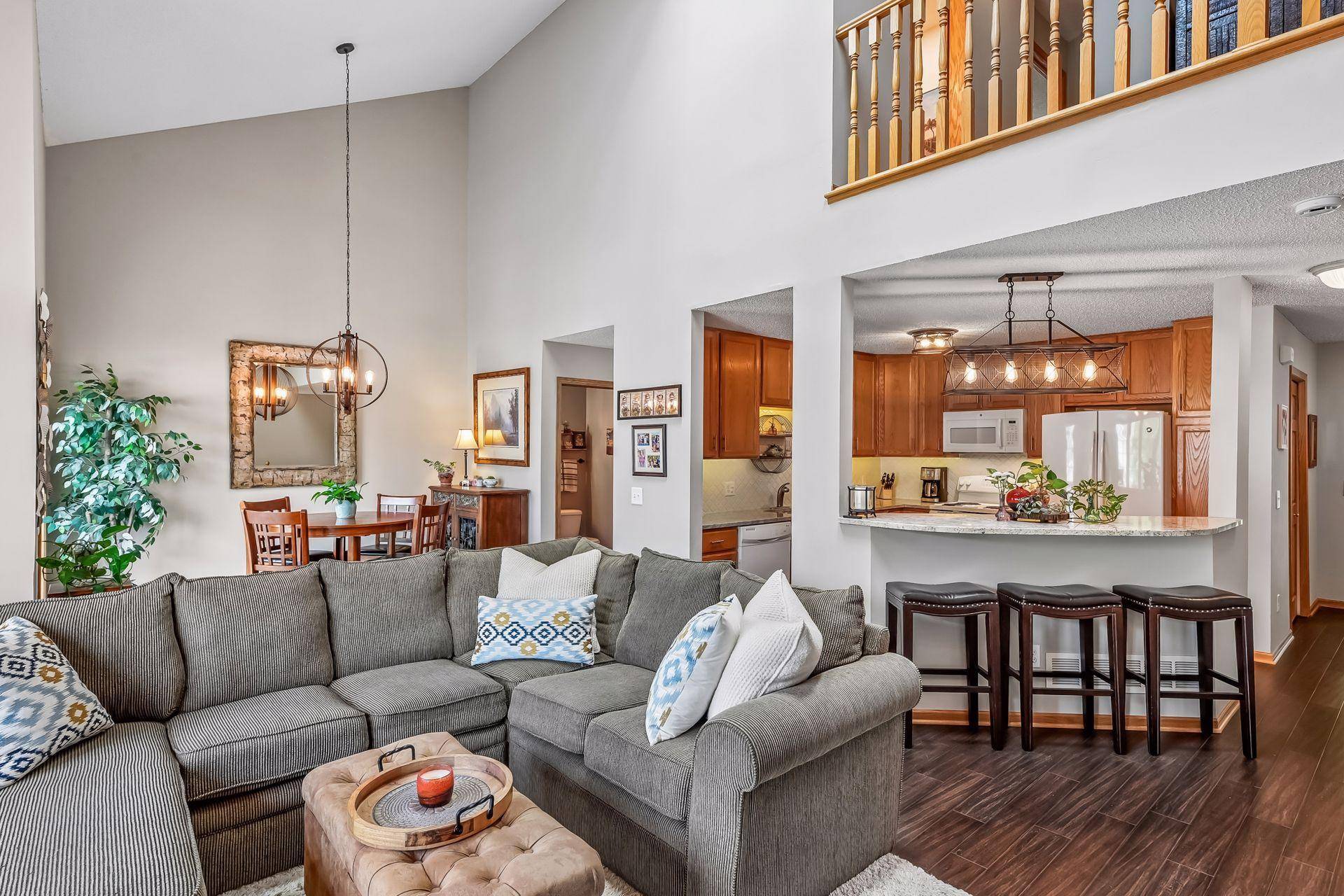 912 Kelly CT, Chanhassen, MN 55317