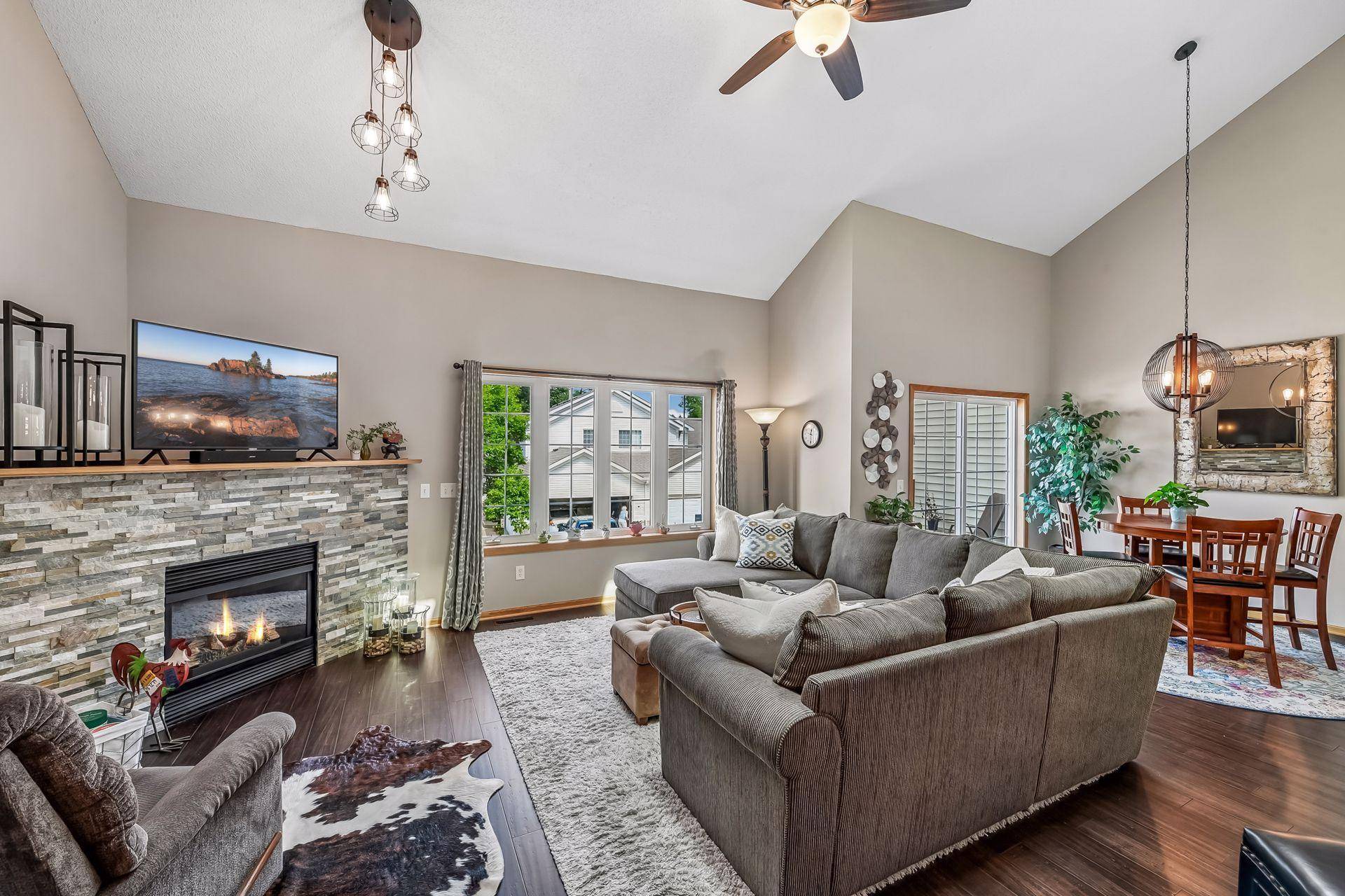 912 Kelly CT, Chanhassen, MN 55317