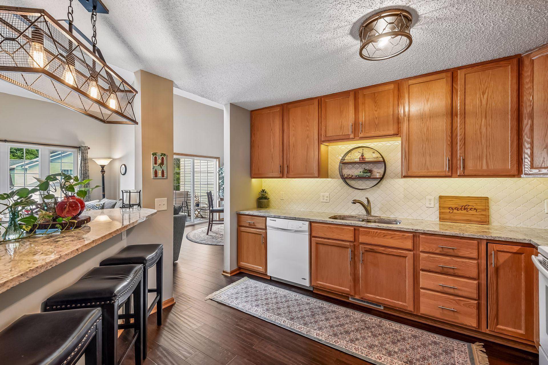 912 Kelly CT, Chanhassen, MN 55317