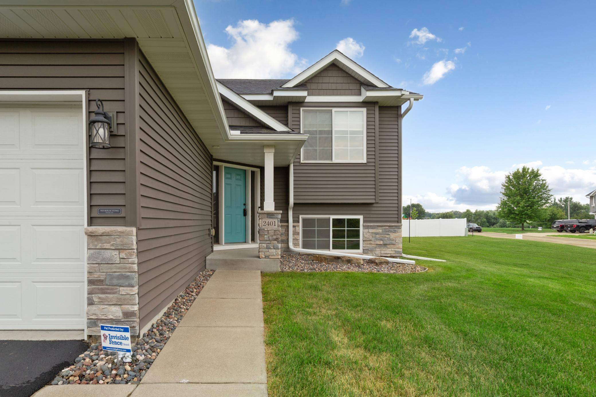 2401 Foxtail LN, Faribault, MN 55021