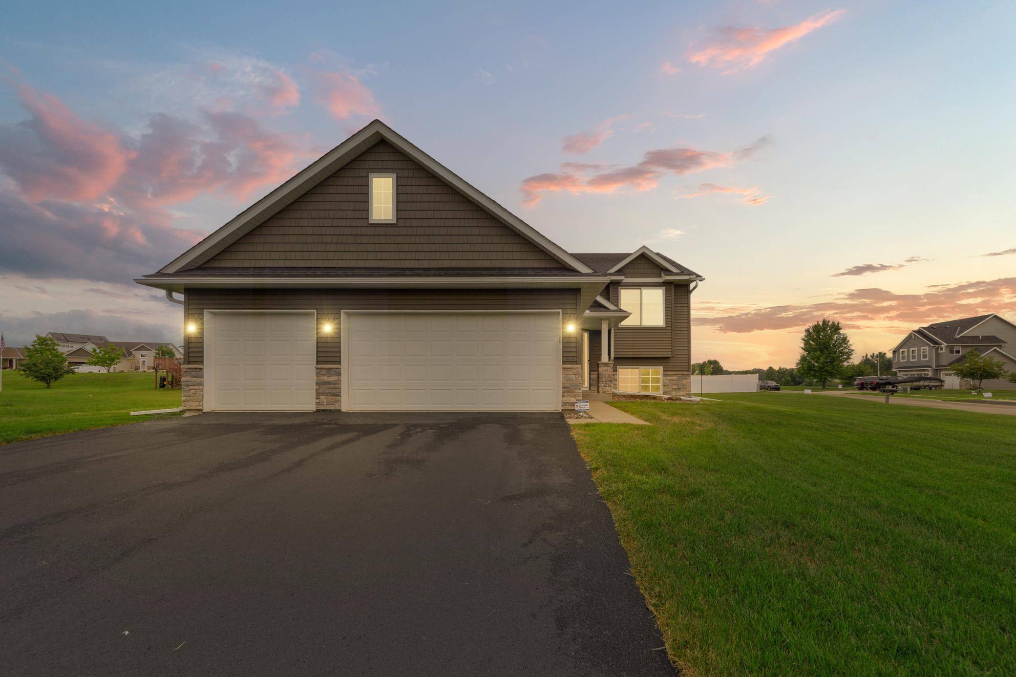 2401 Foxtail LN, Faribault, MN 55021