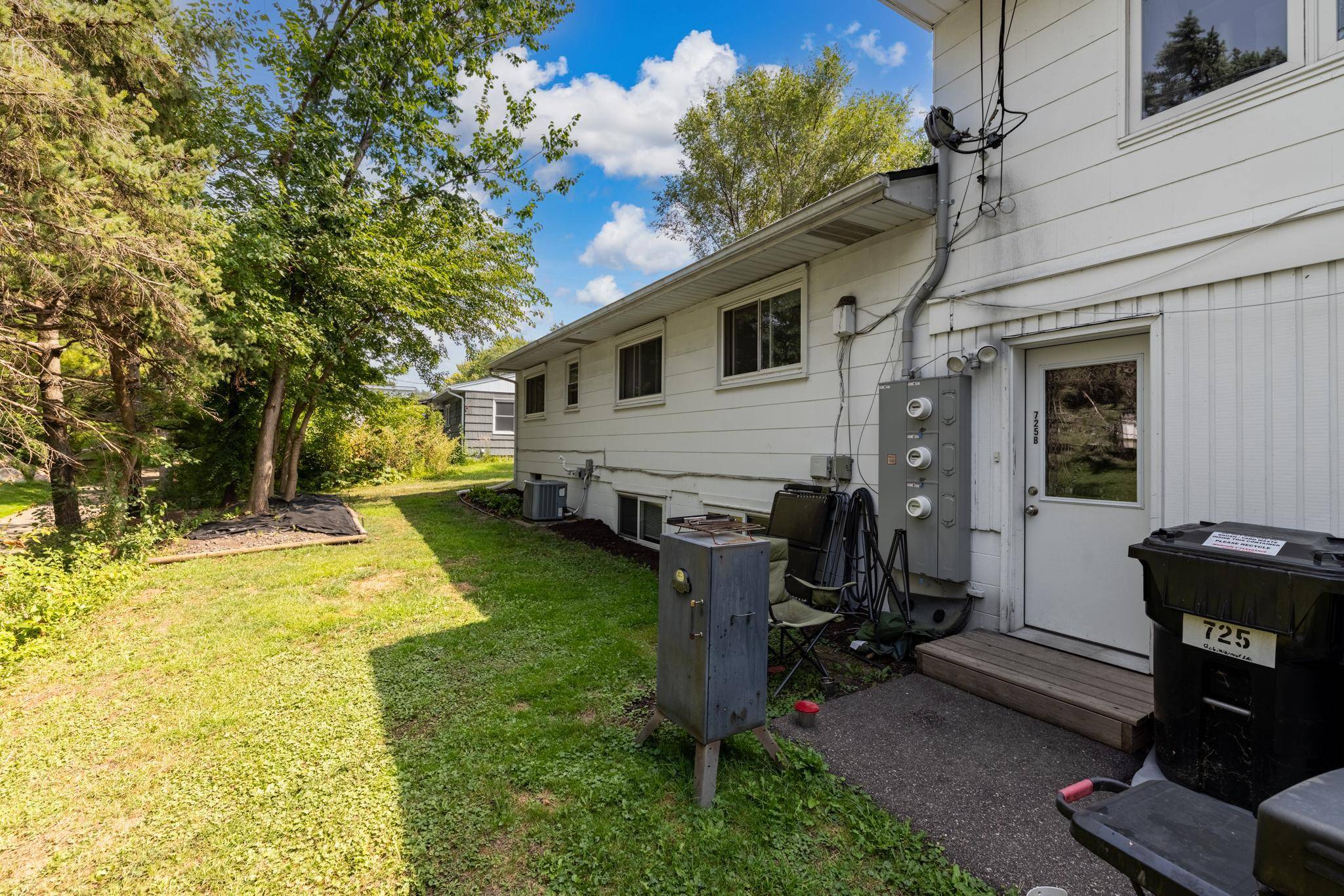 725 Robinwood LN, Hopkins, MN 55305
