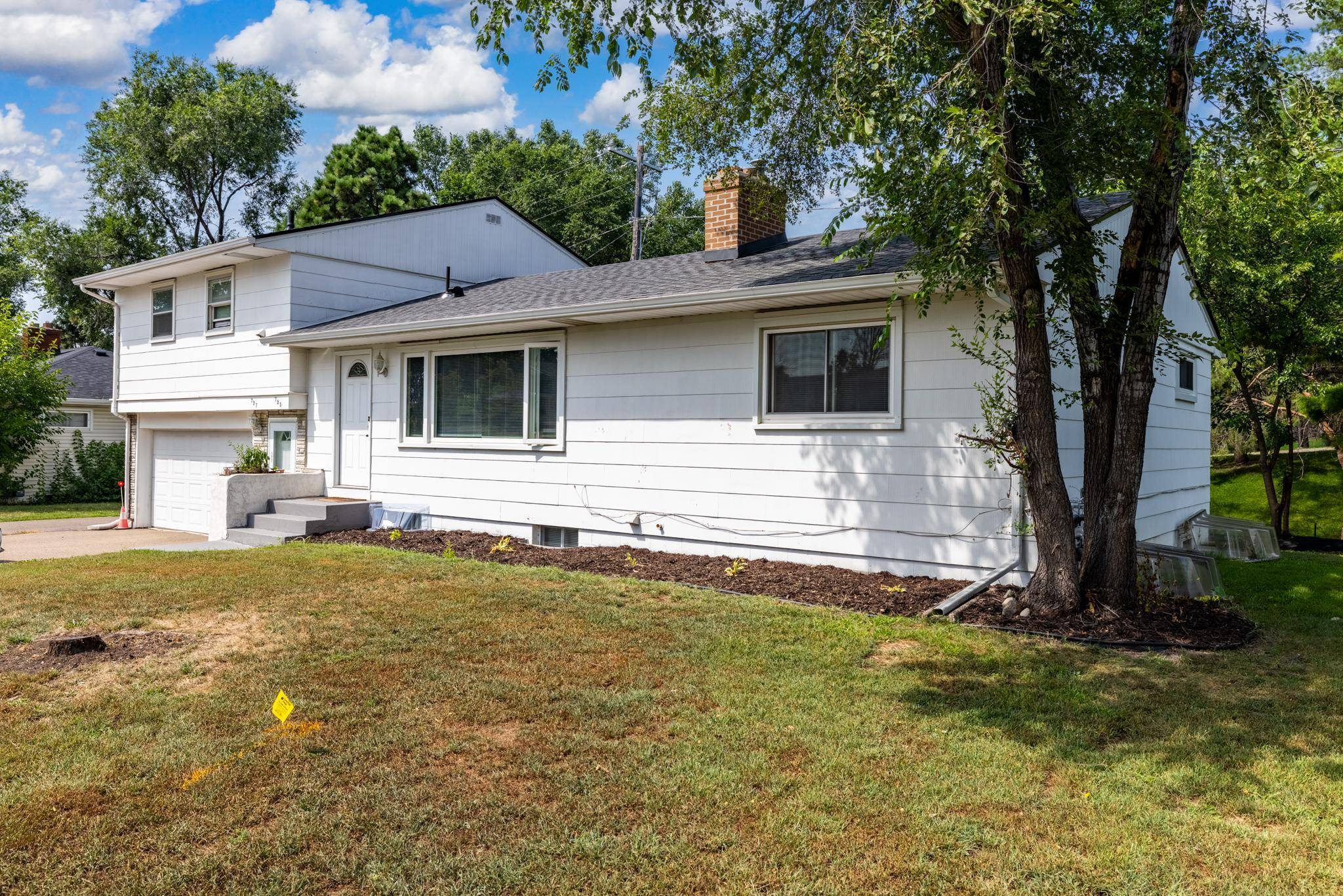 725 Robinwood LN, Hopkins, MN 55305