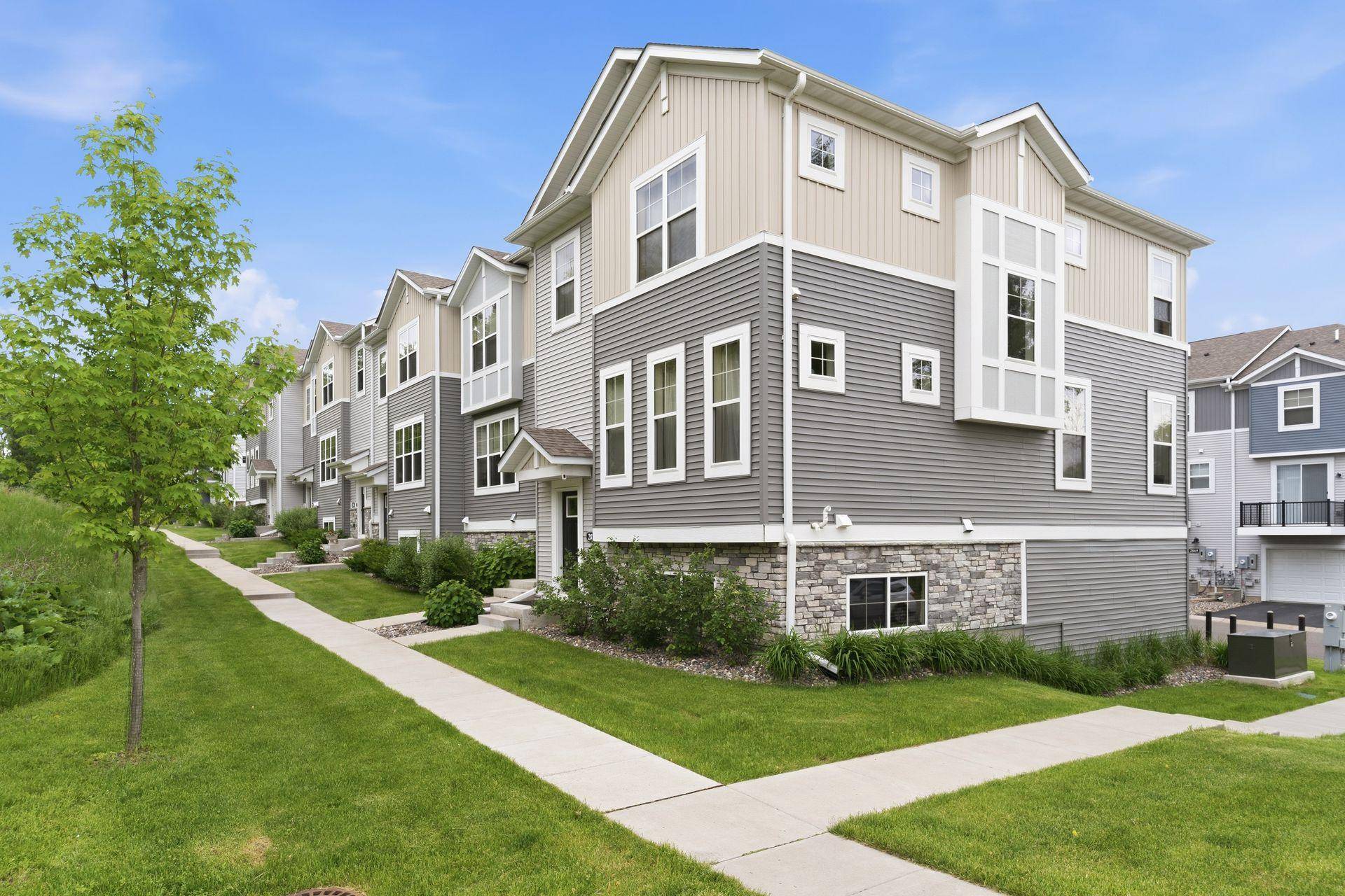 2864 Lexington PL N, Roseville, MN 55113