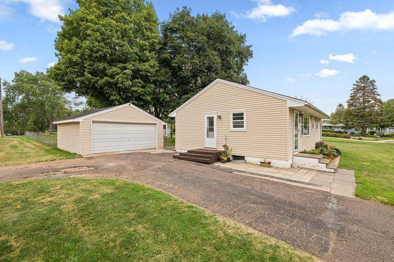 6726 5th Street CT N, Oakdale, MN 55128