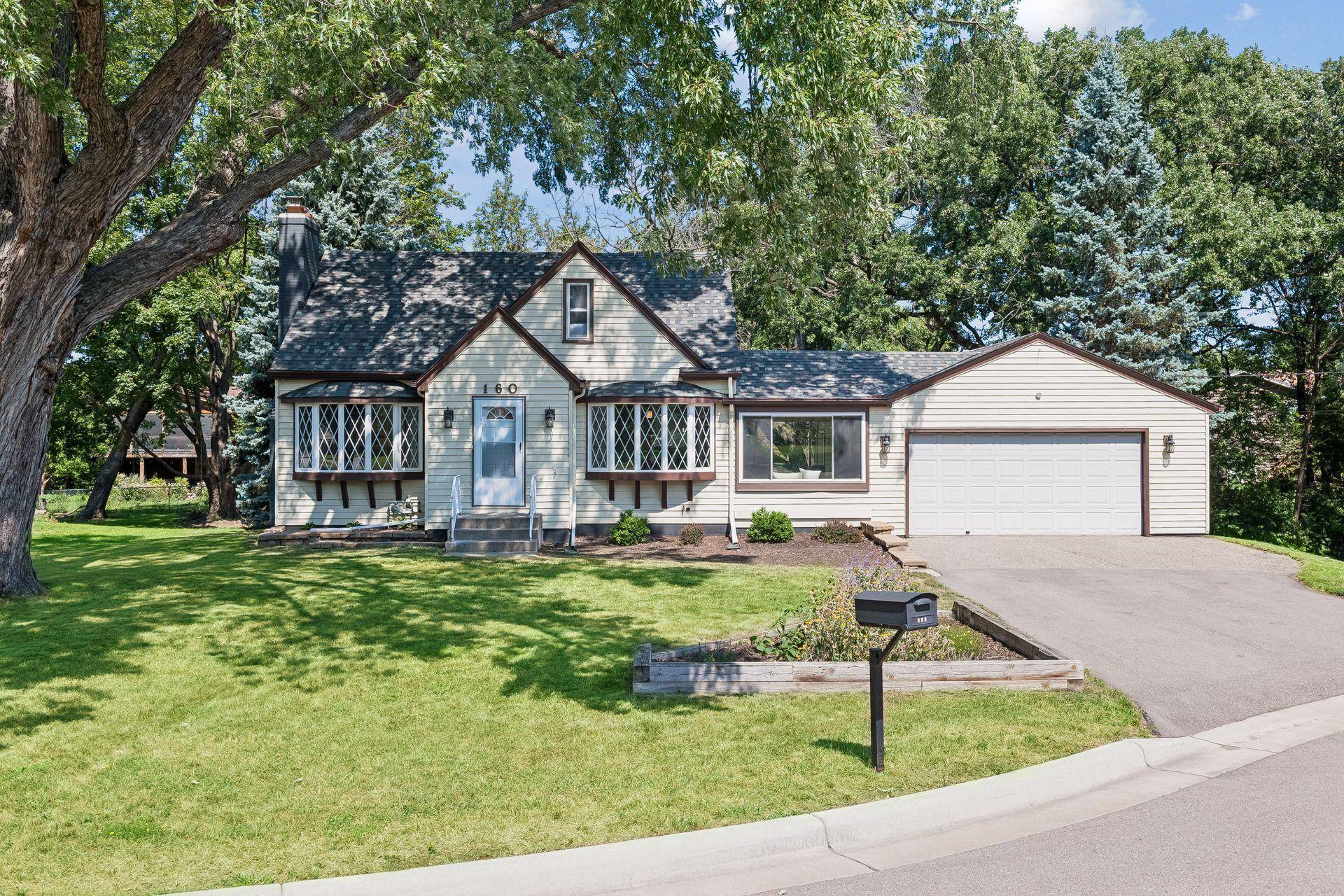 160 Mission LN, Bloomington, MN 55420