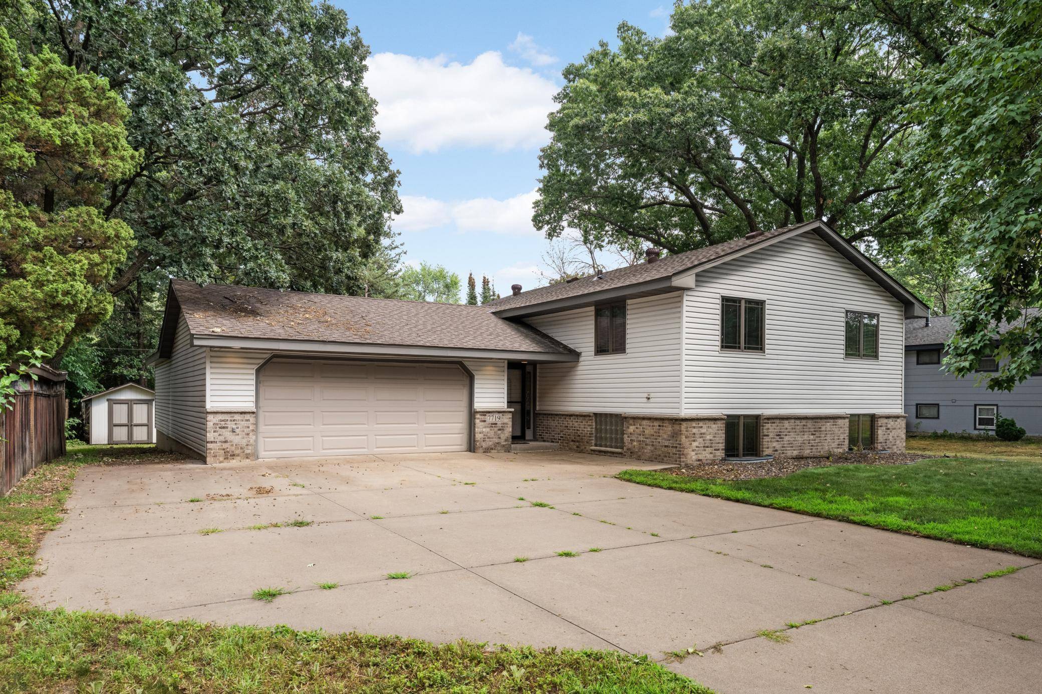 7719 Knollwood DR, Mounds View, MN 55112