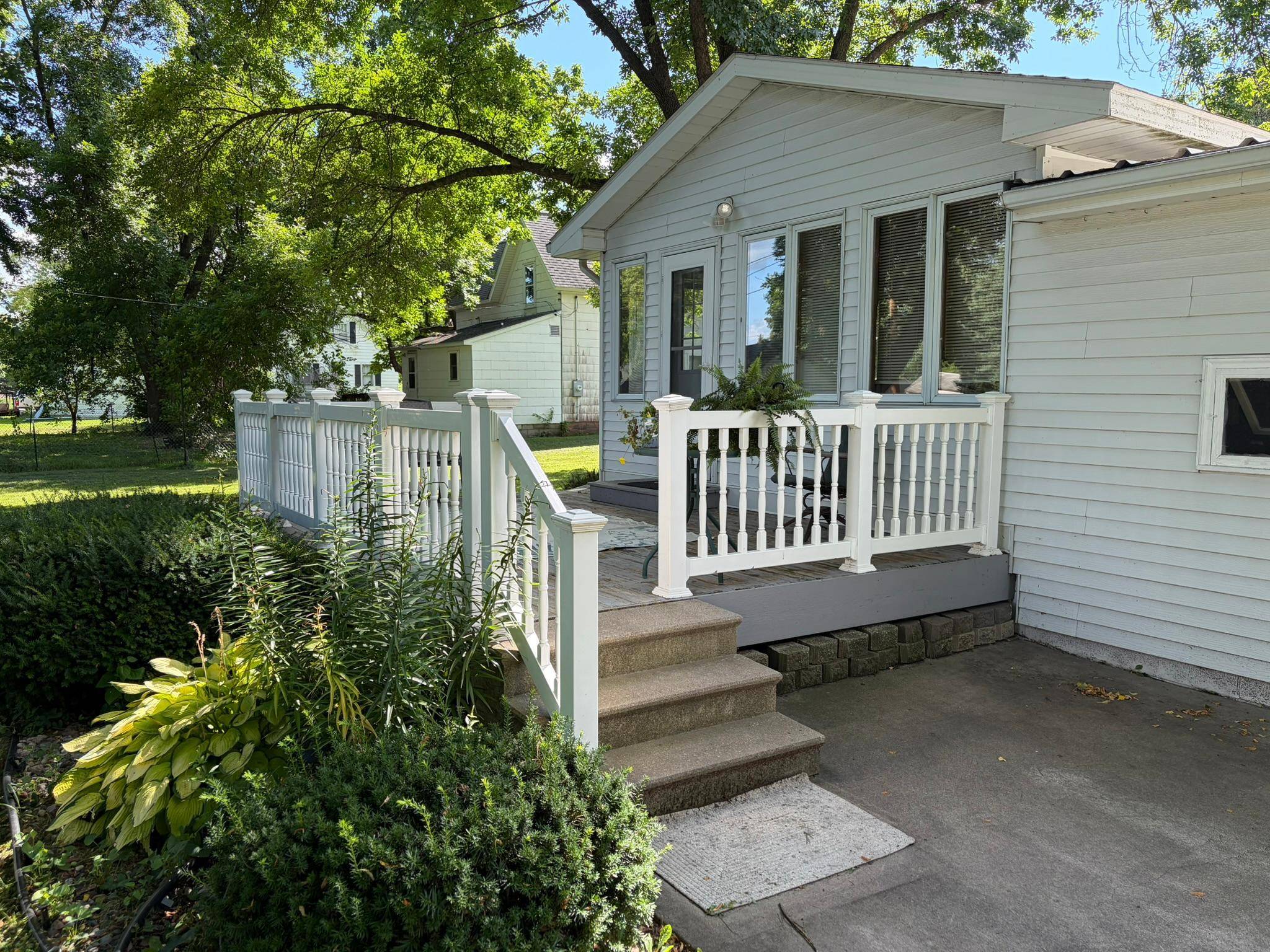 519 5th ST NW, Renville, MN 56284
