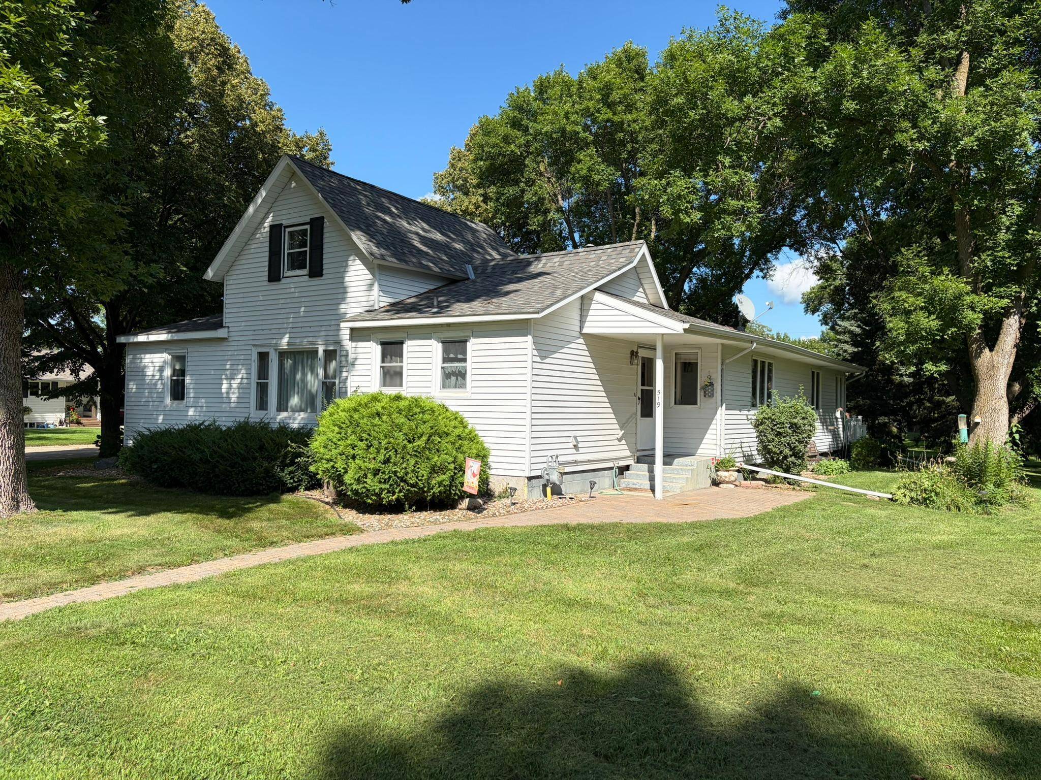 519 5th ST NW, Renville, MN 56284