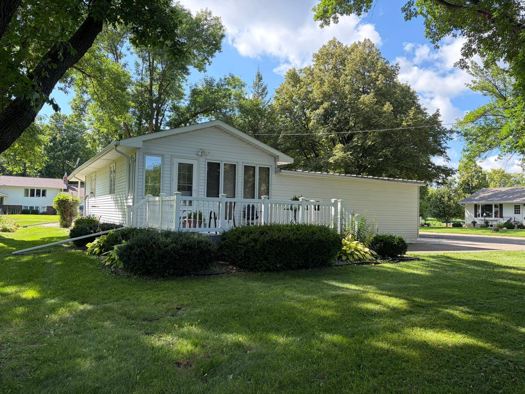 519 5th ST NW, Renville, MN 56284