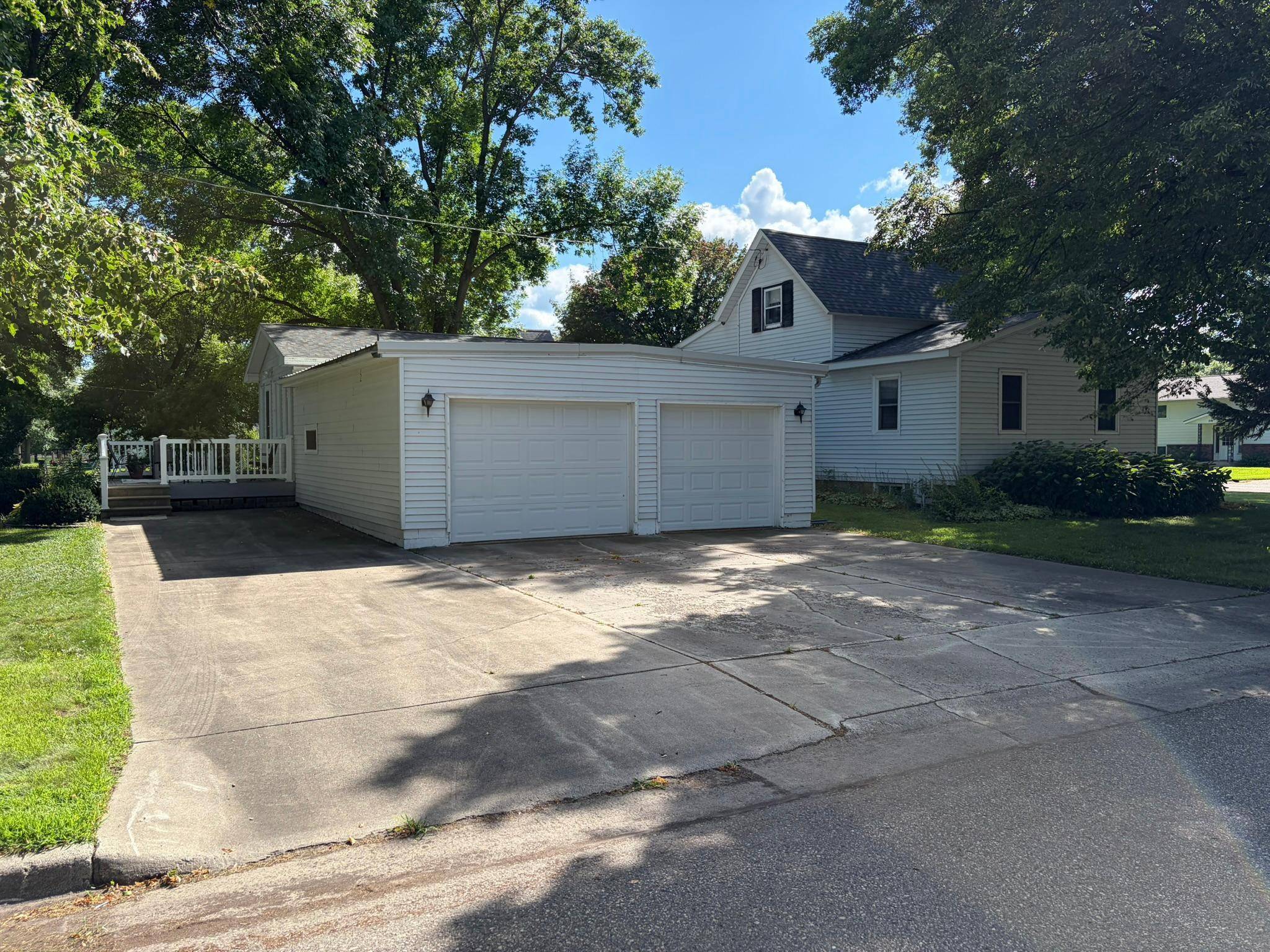 519 5th ST NW, Renville, MN 56284
