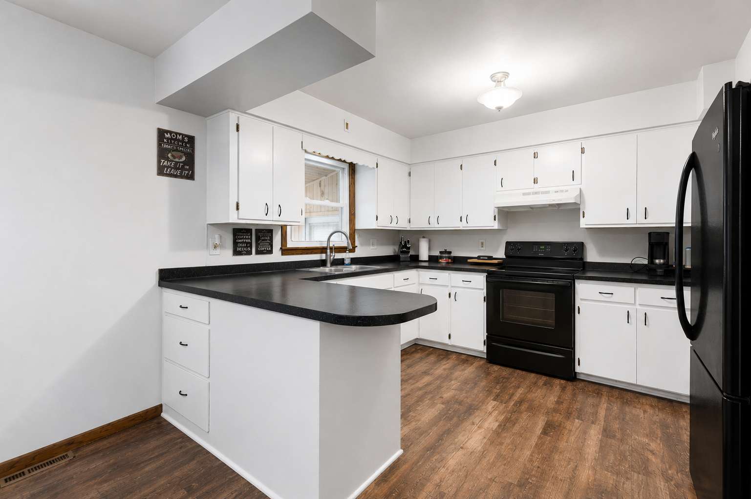 1516 Wellington CRES, Faribault, MN 55021