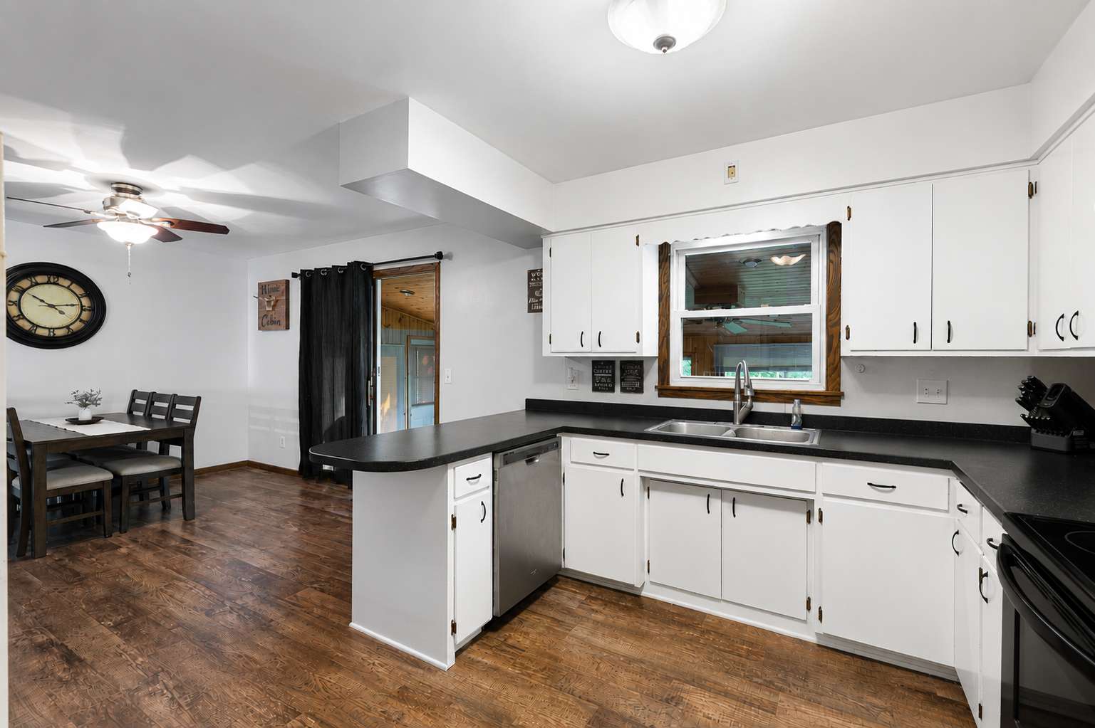1516 Wellington CRES, Faribault, MN 55021
