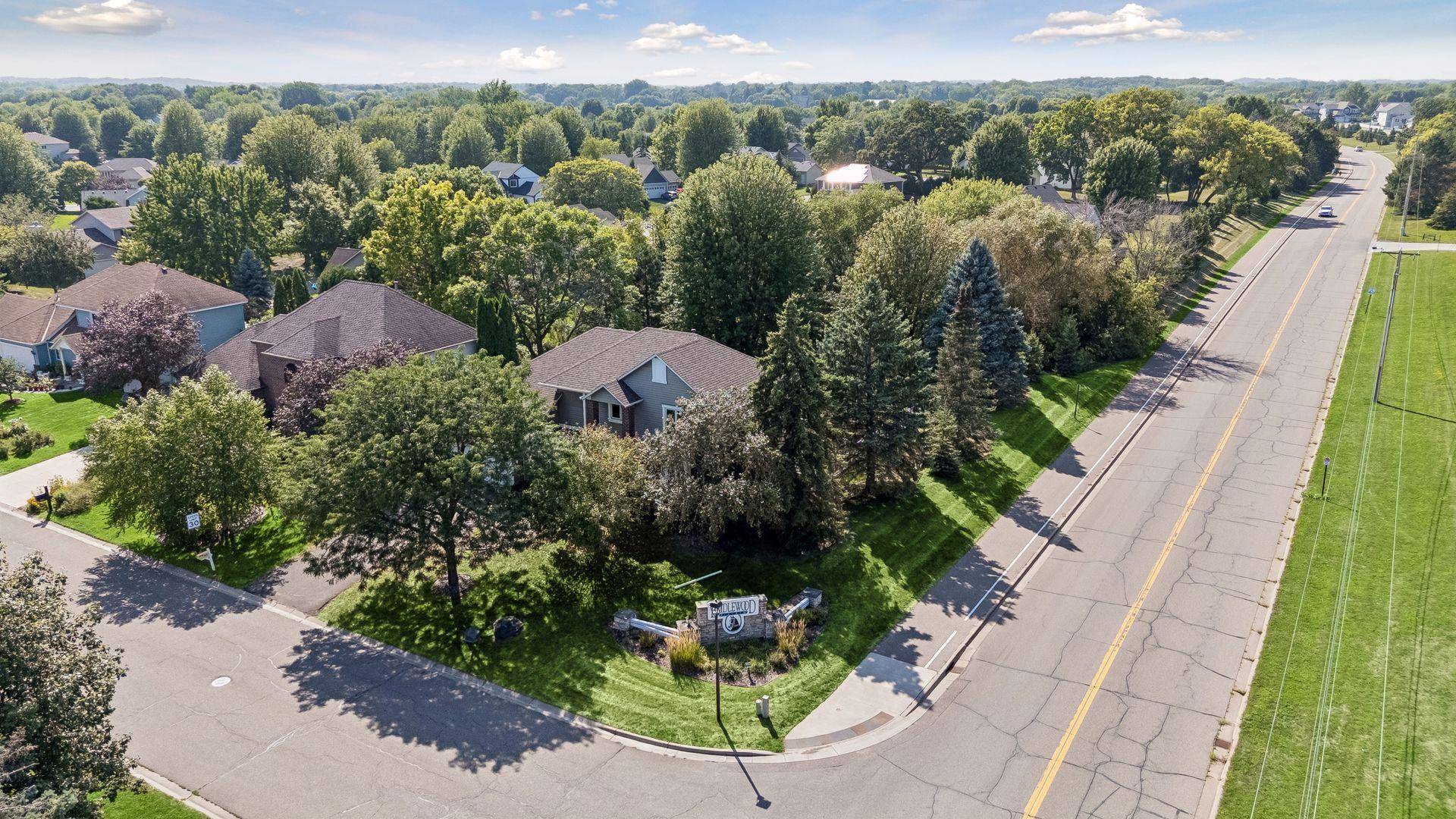 3925 Urbandale LN N, Plymouth, MN 55446