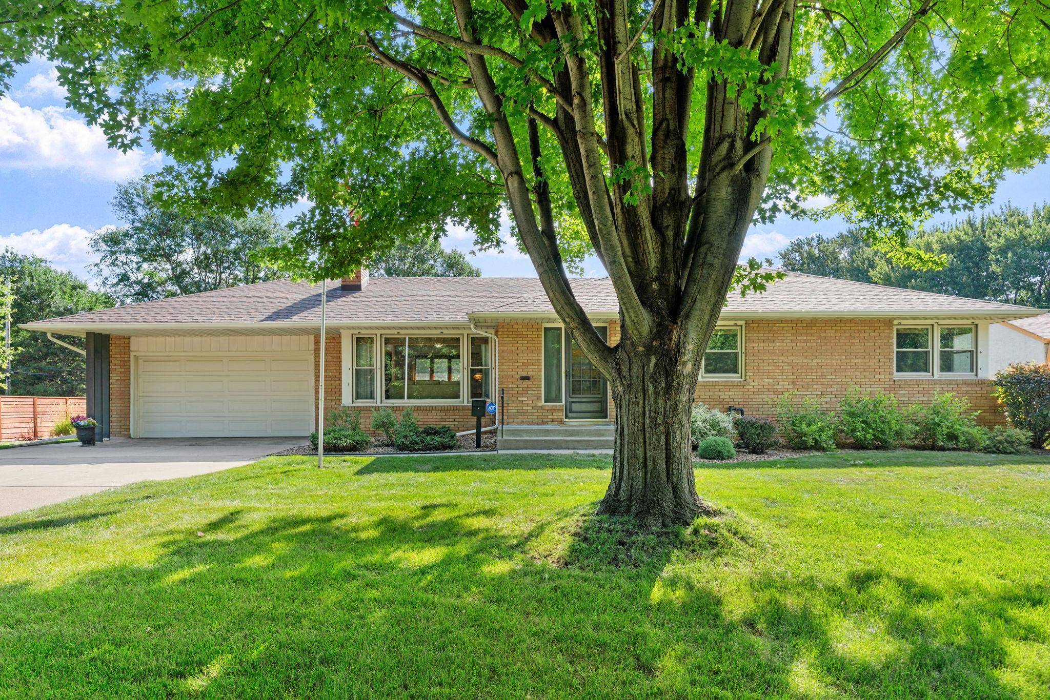 2823 Silver Lake RD NE, Saint Anthony, MN 55418