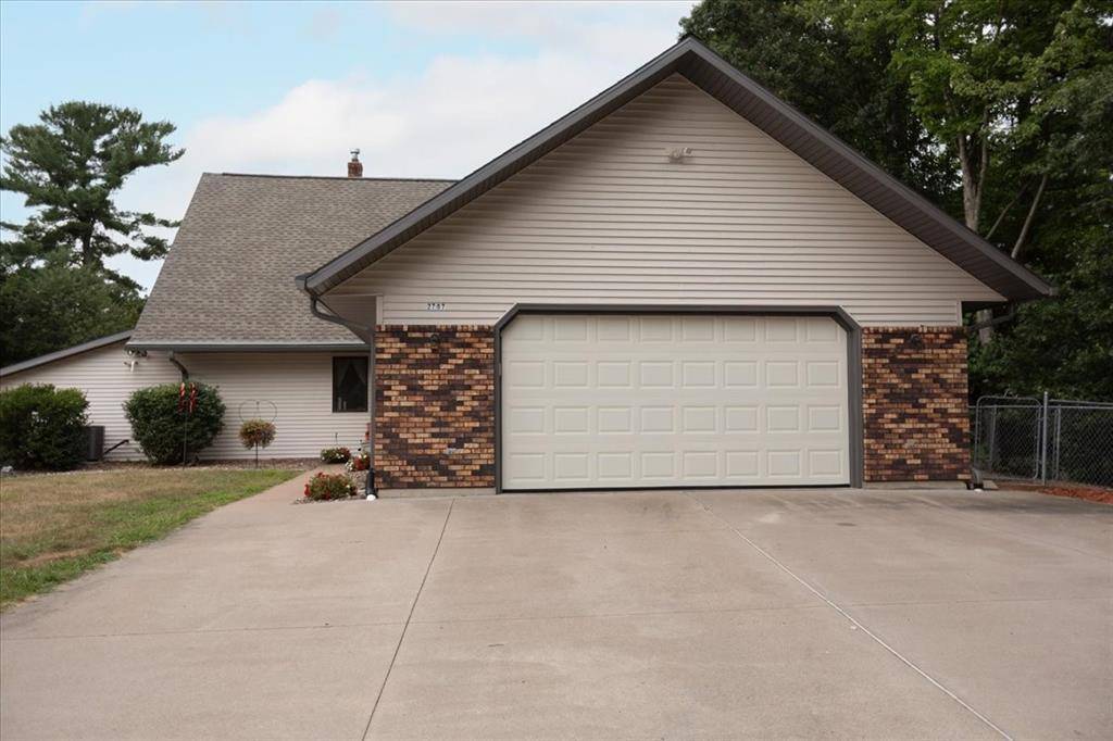 2707 Cherry Blossom LN, Menomonie, WI 54751