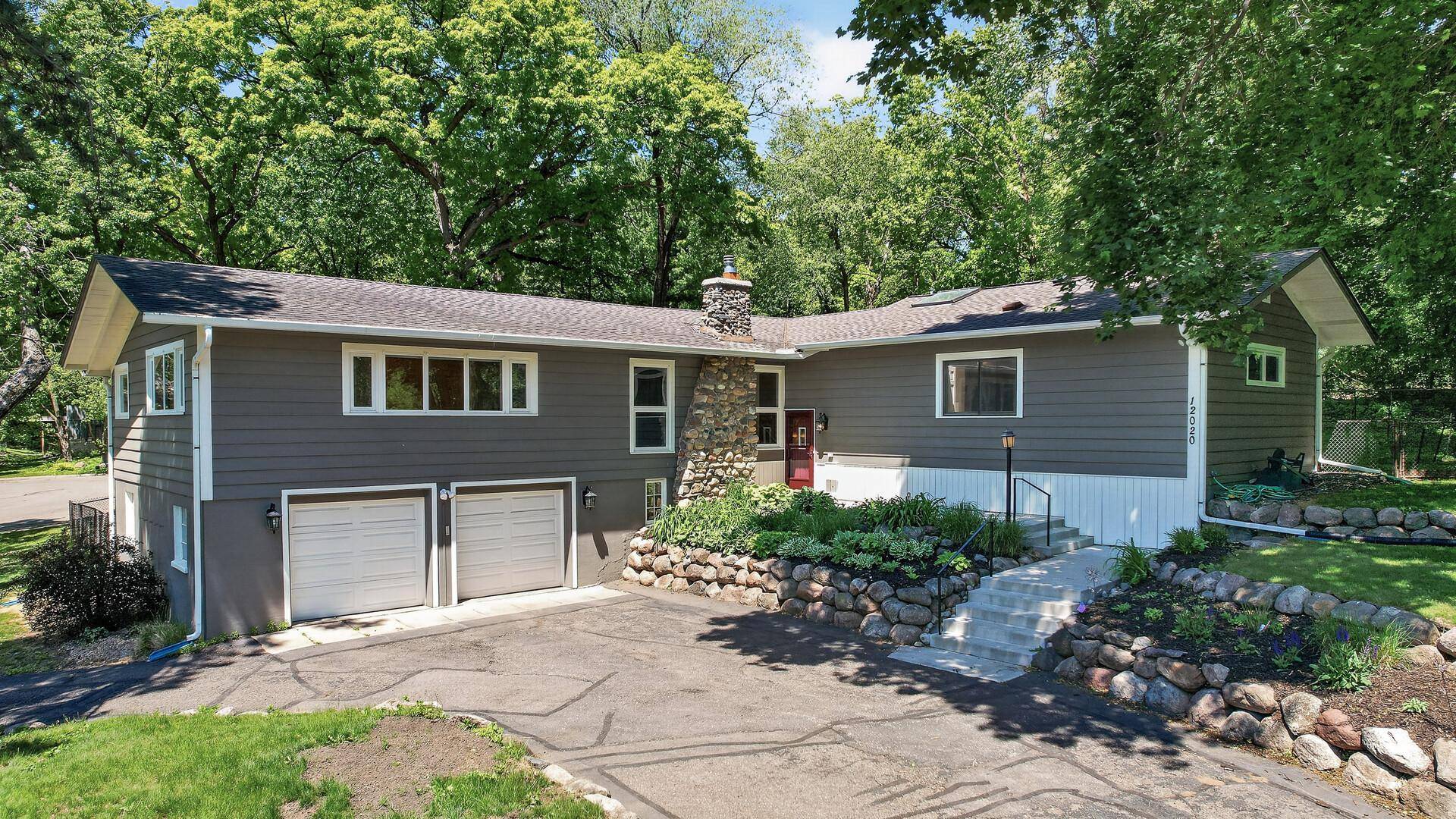 12020 Mayflower CIR, Minnetonka, MN 55305