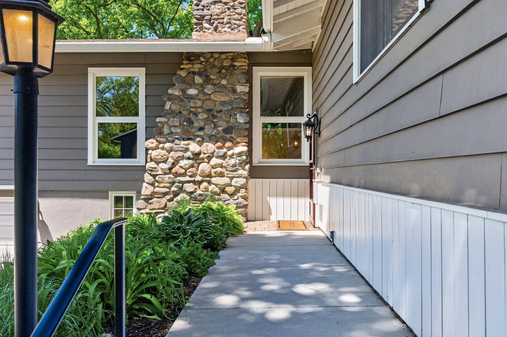 12020 Mayflower CIR, Minnetonka, MN 55305
