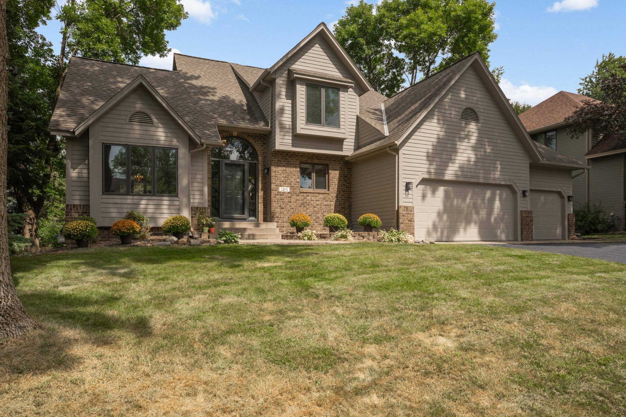 1381 Interlachen DR, Eagan, MN 55123