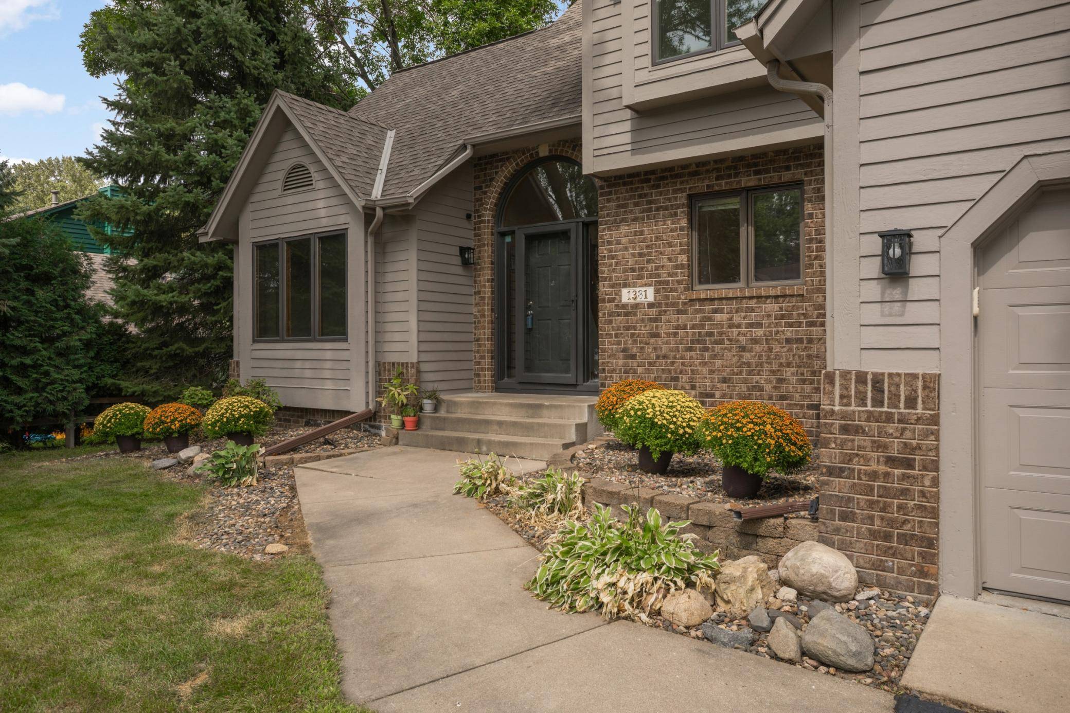 1381 Interlachen DR, Eagan, MN 55123