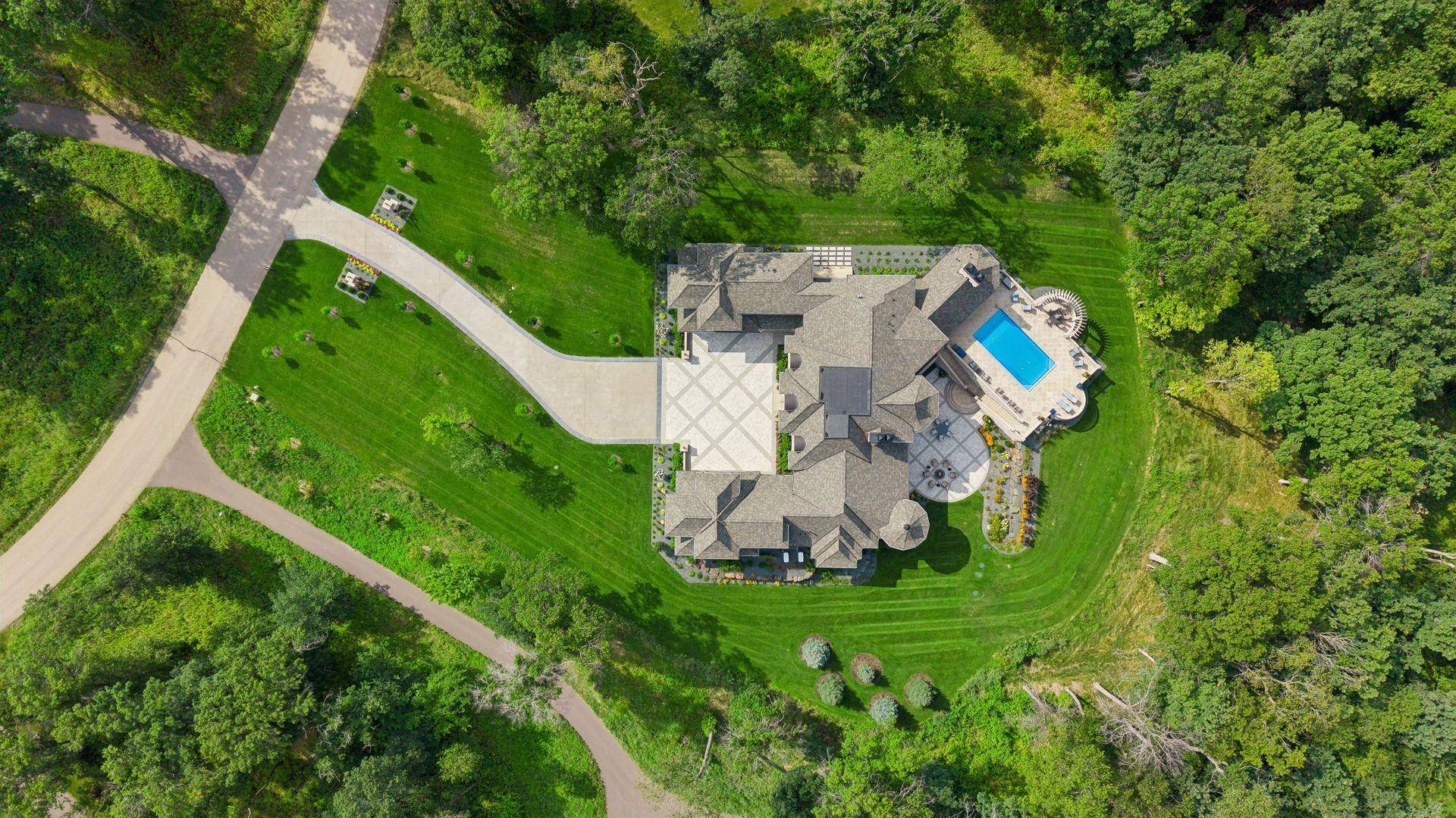14 Cherrywood CIR, North Oaks, MN 55127