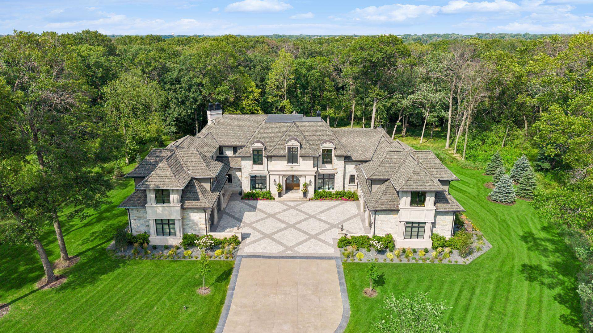 14 Cherrywood CIR, North Oaks, MN 55127