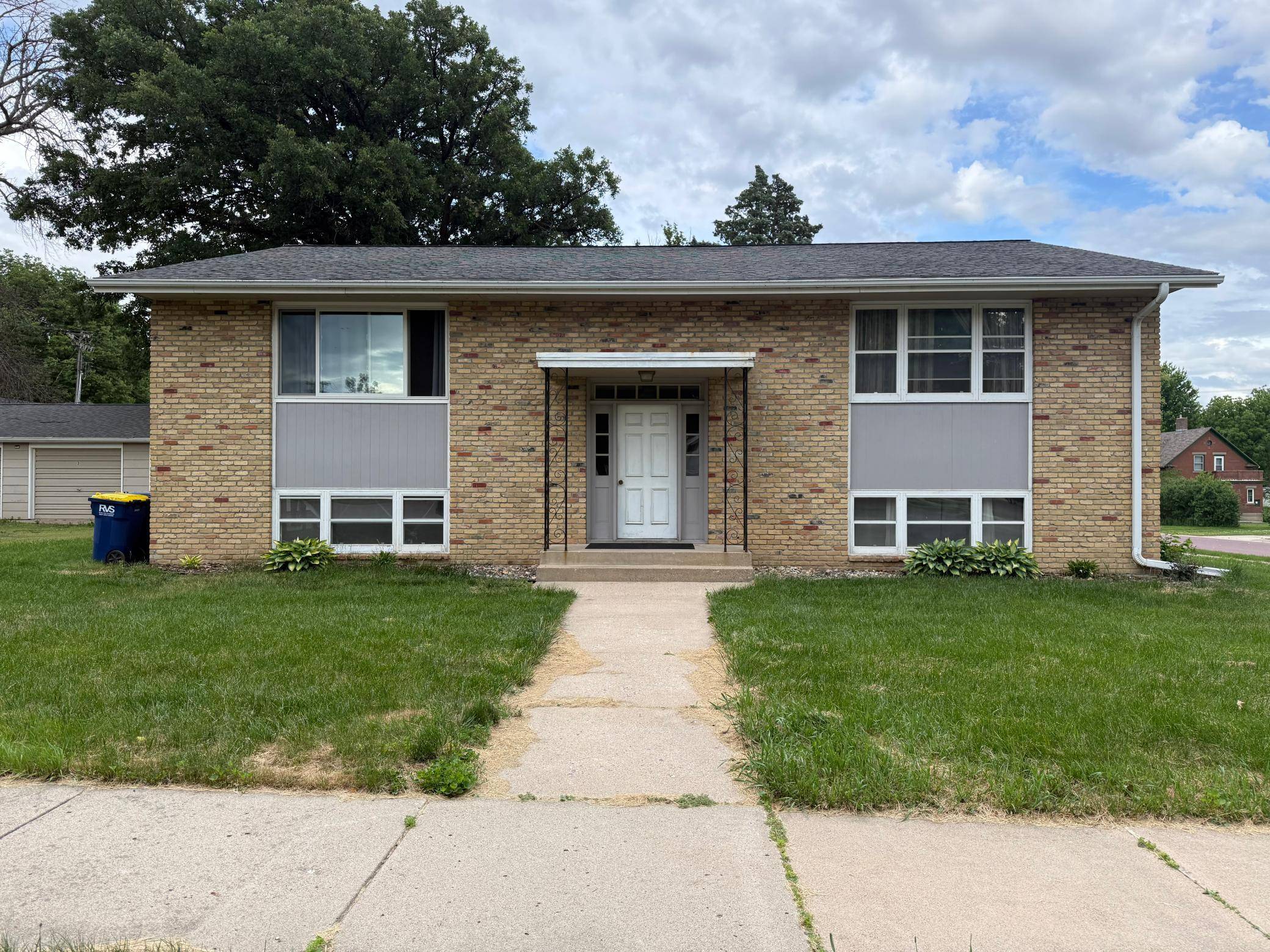 305 N Van Buren AVE, Springfield, MN 56087