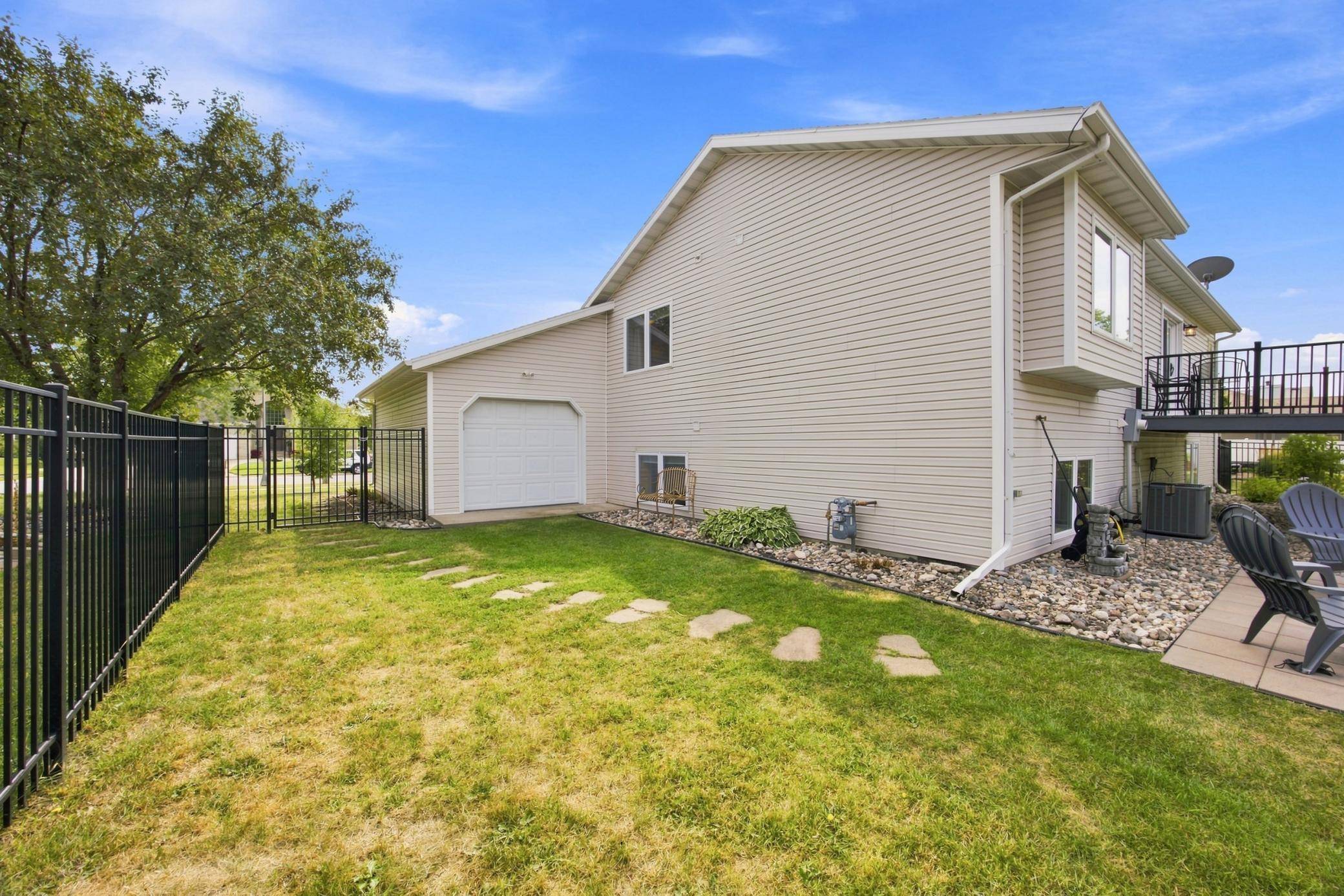 2715 32nd ST S, Fargo, ND 58103
