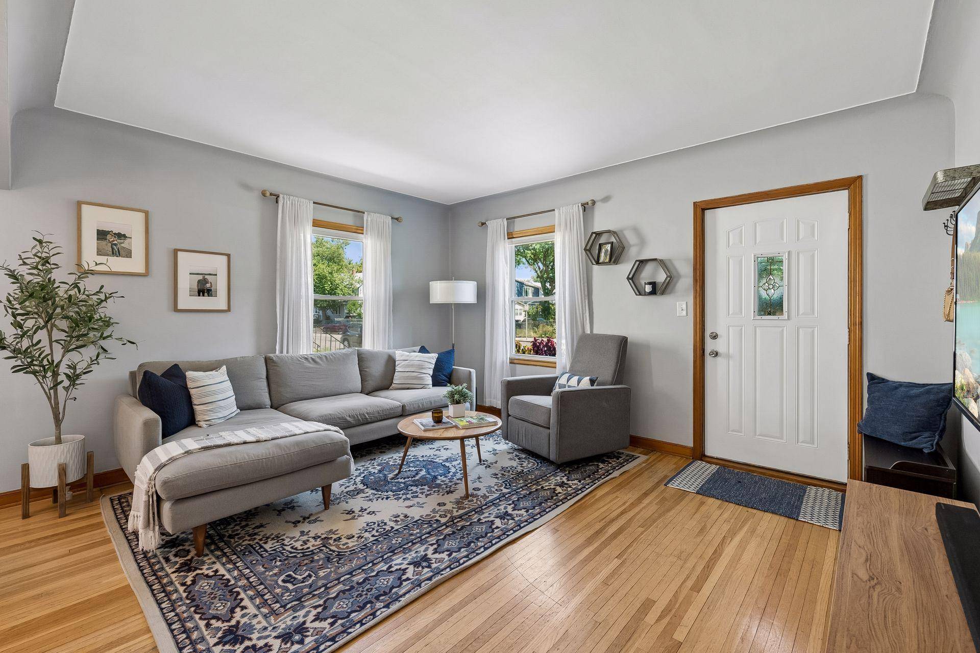 2222 University AVE NE, Minneapolis, MN 55418
