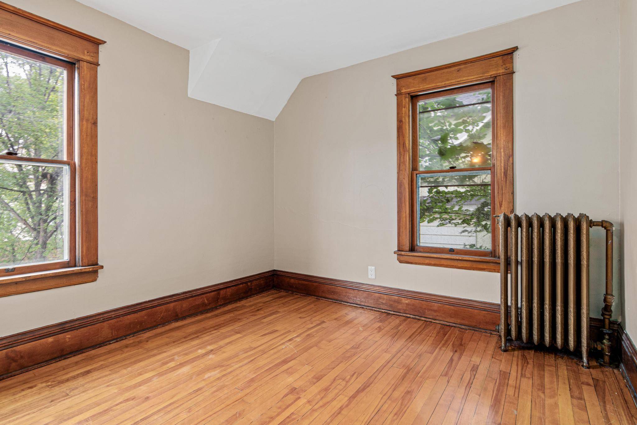 1070 Minnehaha AVE E, Saint Paul, MN 55106