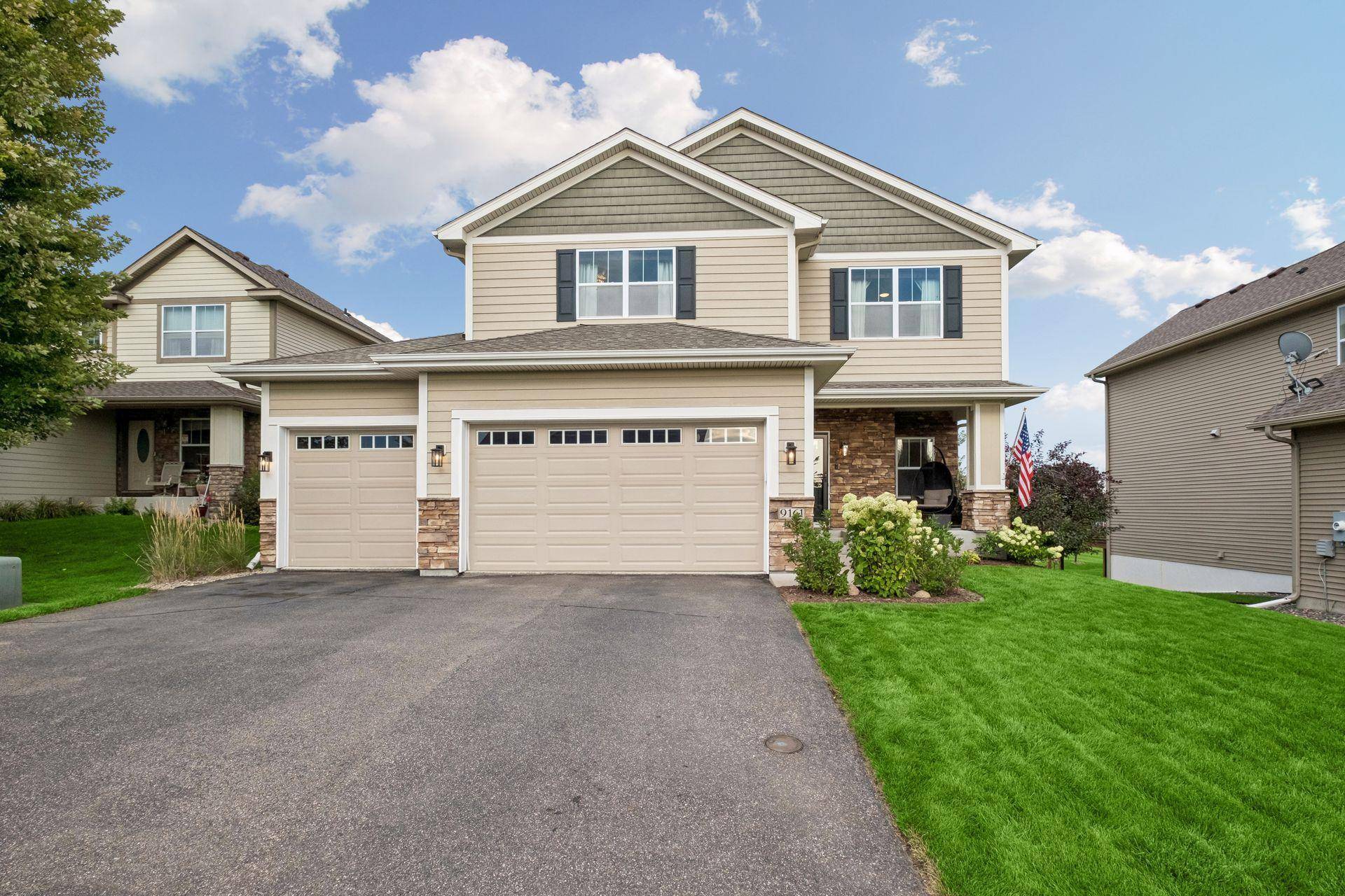 9161 River Rock DR N, Chanhassen, MN 55317