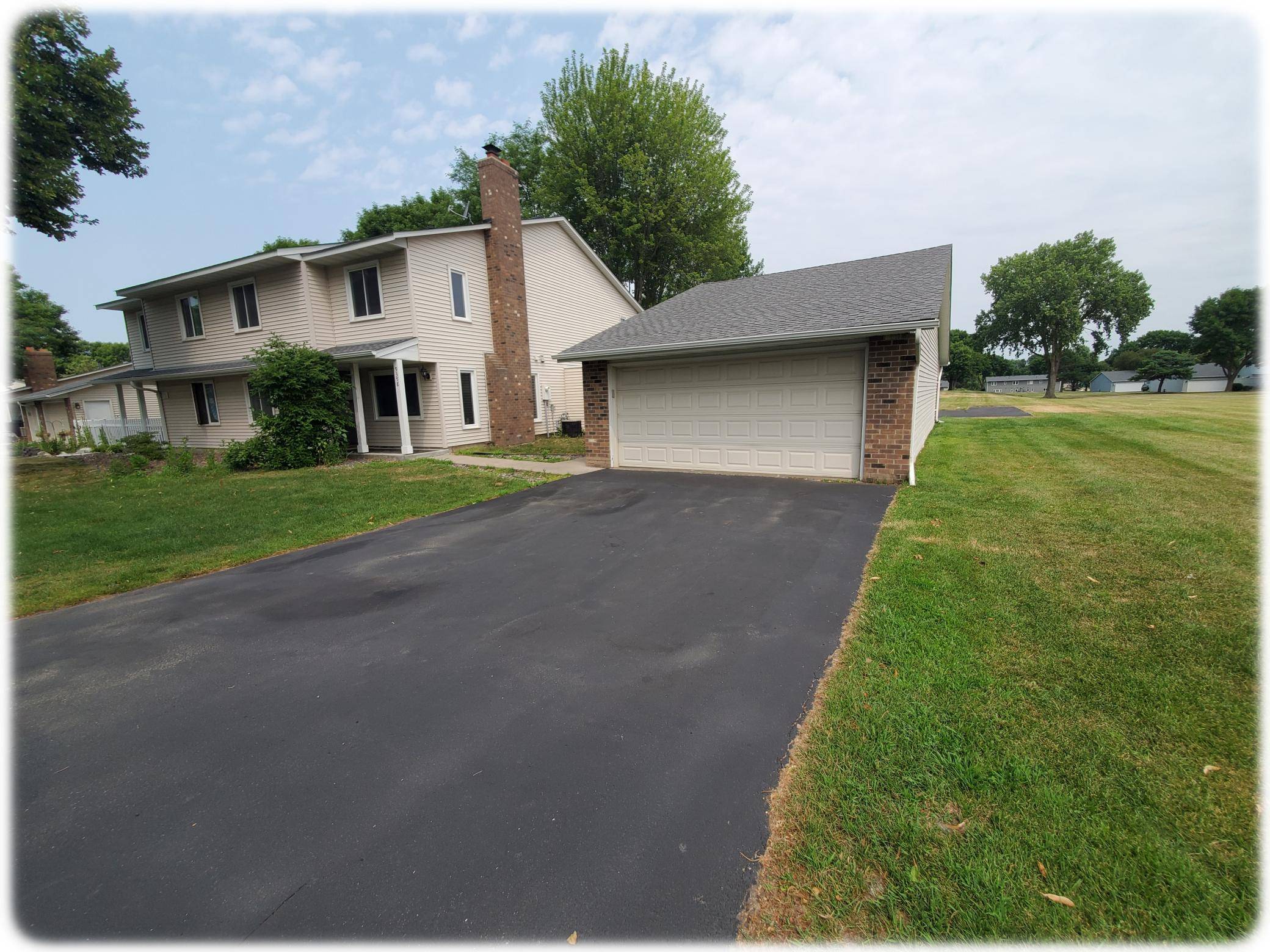 9358 Ranchview LN N, Maple Grove, MN 55369