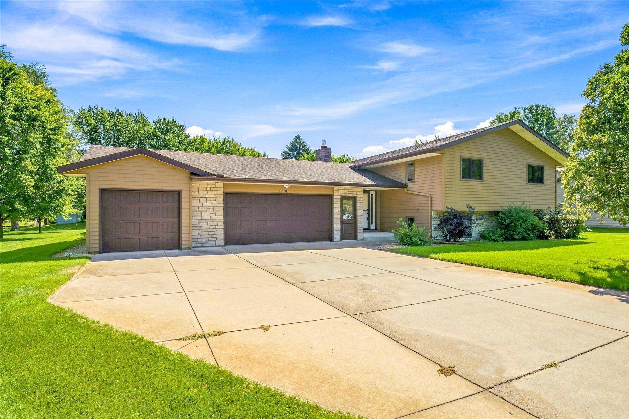 1718 Hazelwood CIR, Saint Cloud, MN 56303
