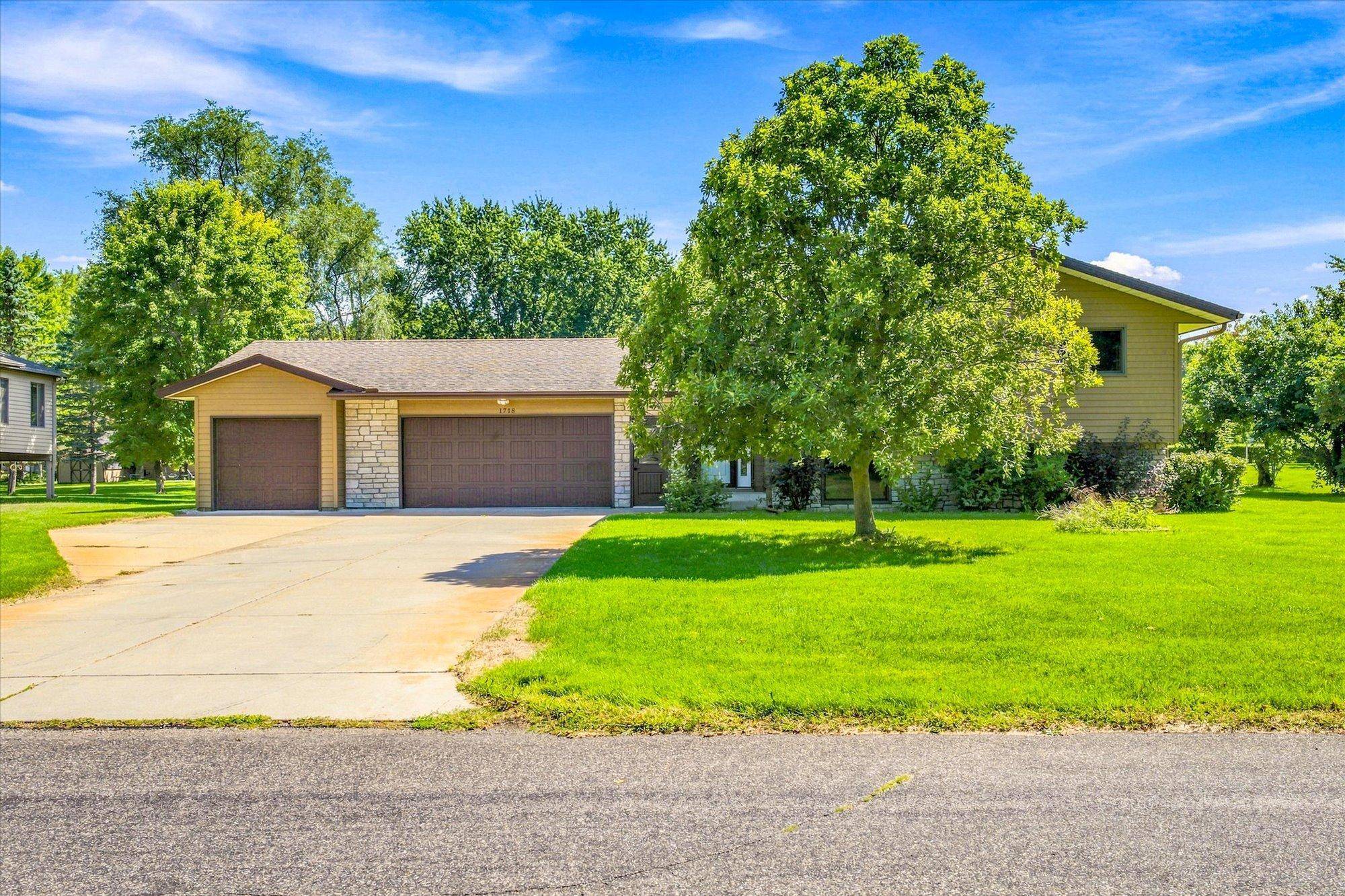 1718 Hazelwood CIR, Saint Cloud, MN 56303