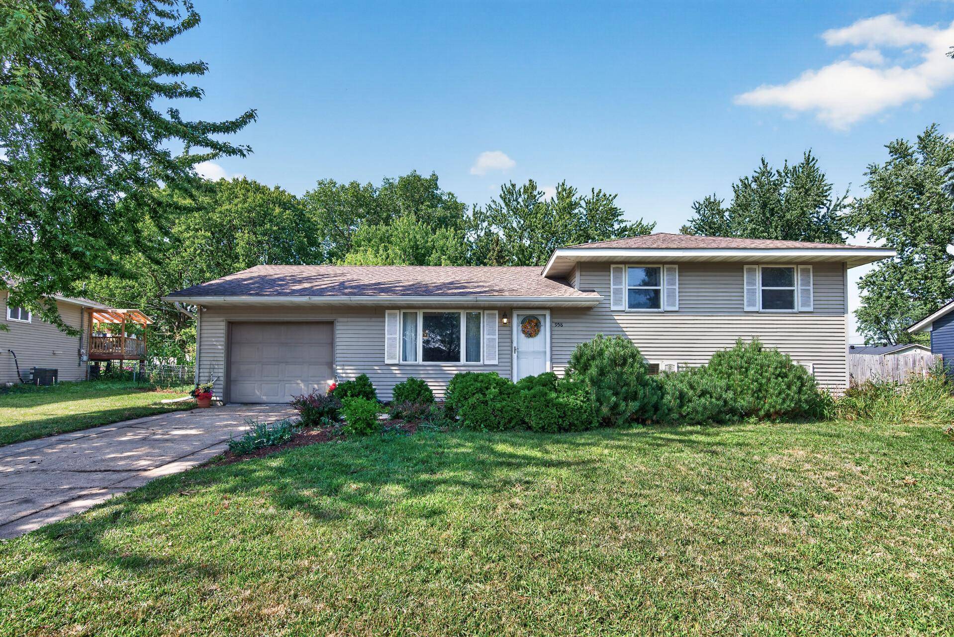 958 Cortland DR, Apple Valley, MN 55124
