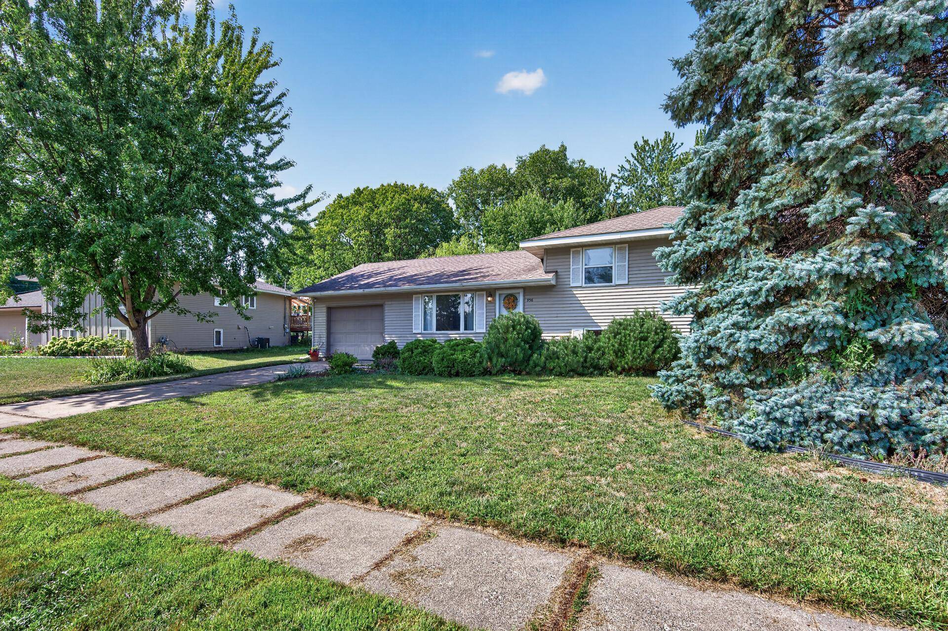 958 Cortland DR, Apple Valley, MN 55124