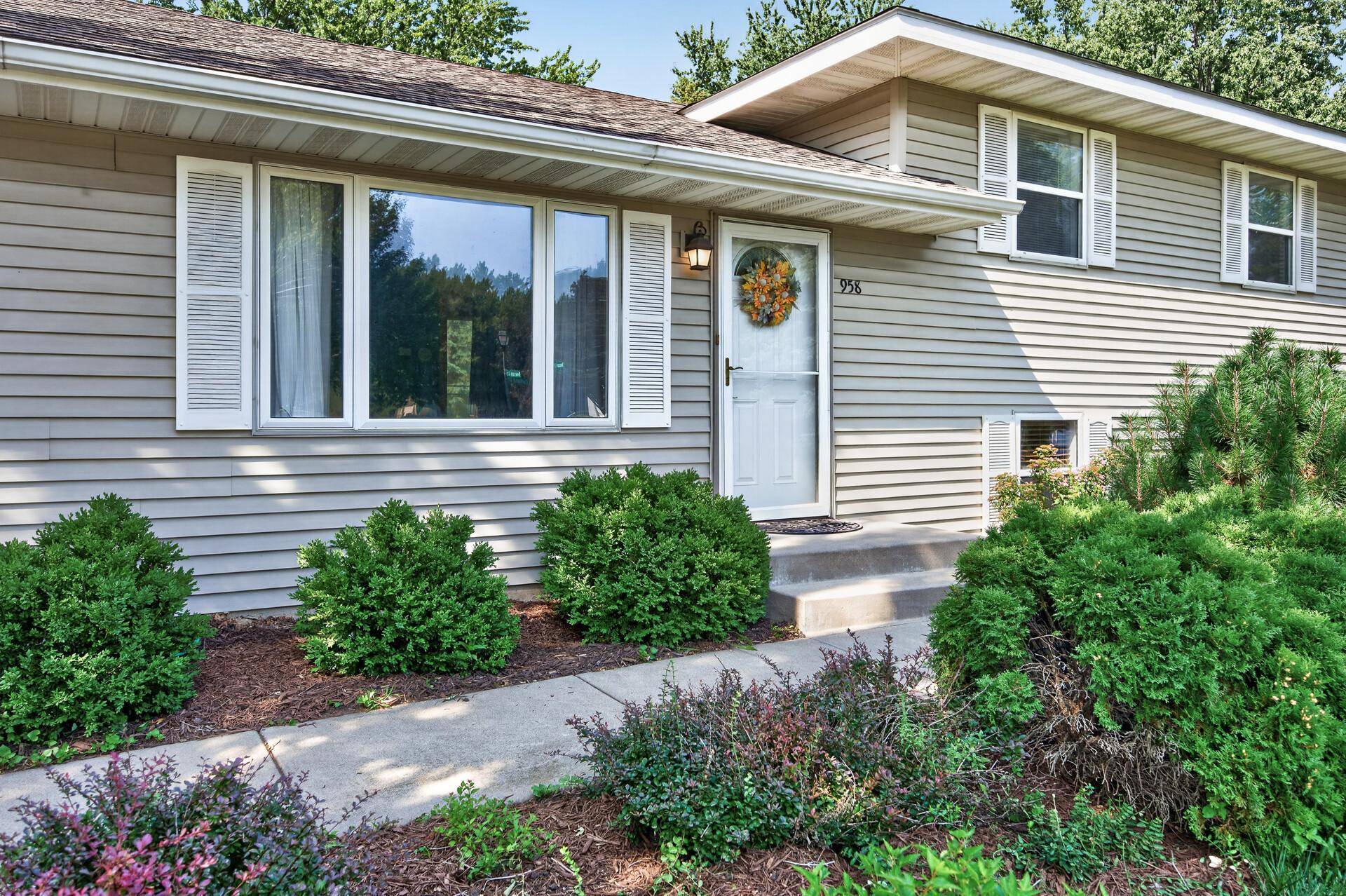 958 Cortland DR, Apple Valley, MN 55124