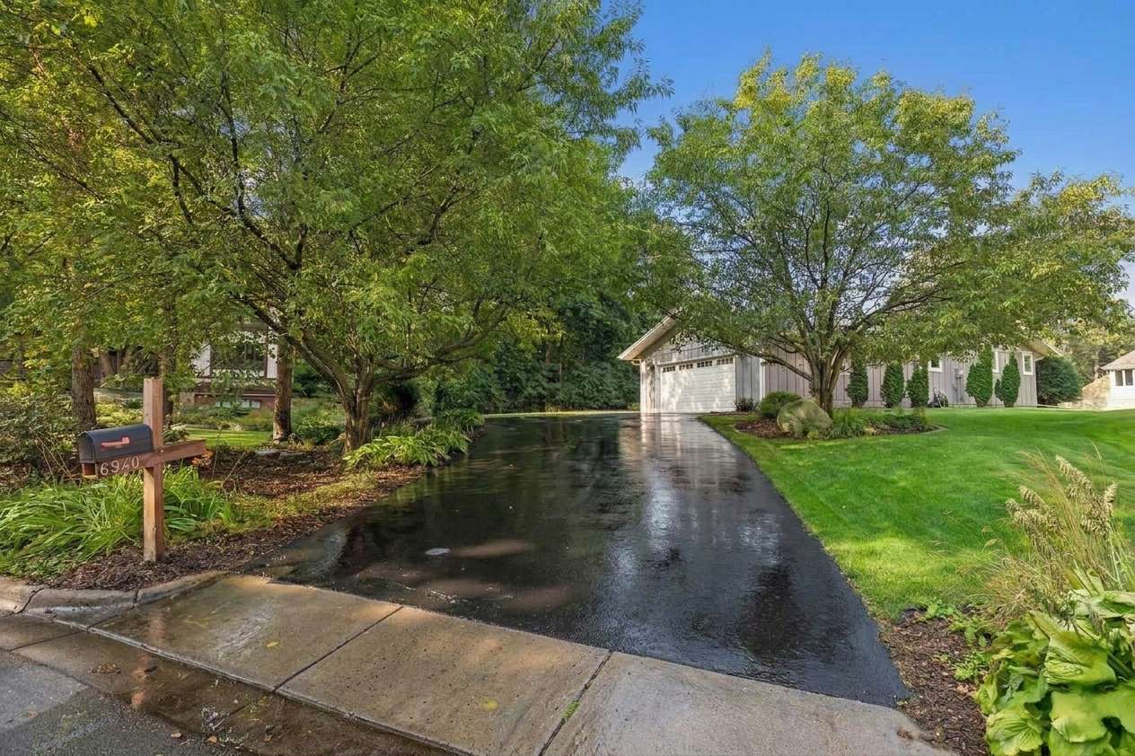 6940 Moccasin Valley RD, Edina, MN 55439