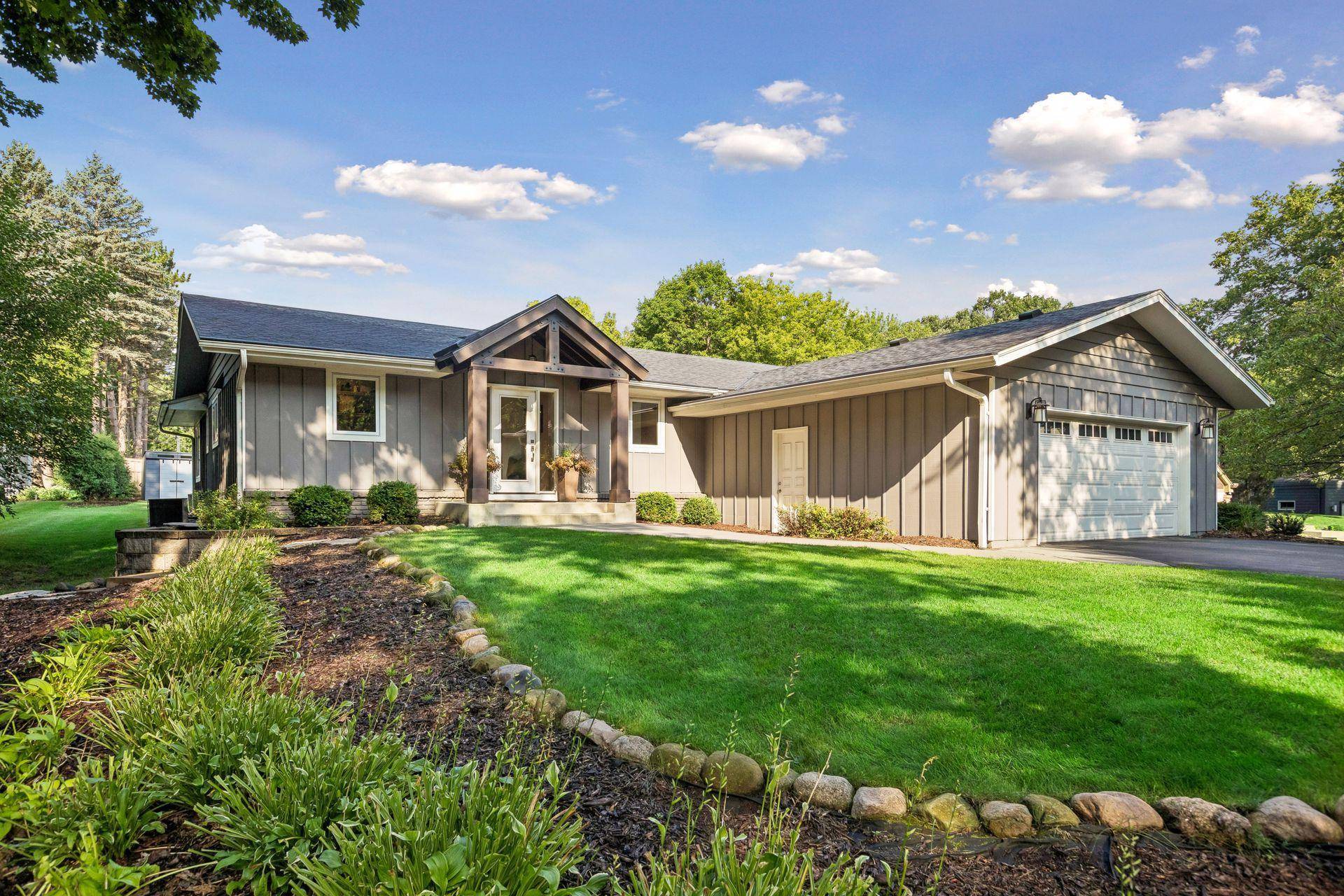6940 Moccasin Valley RD, Edina, MN 55439