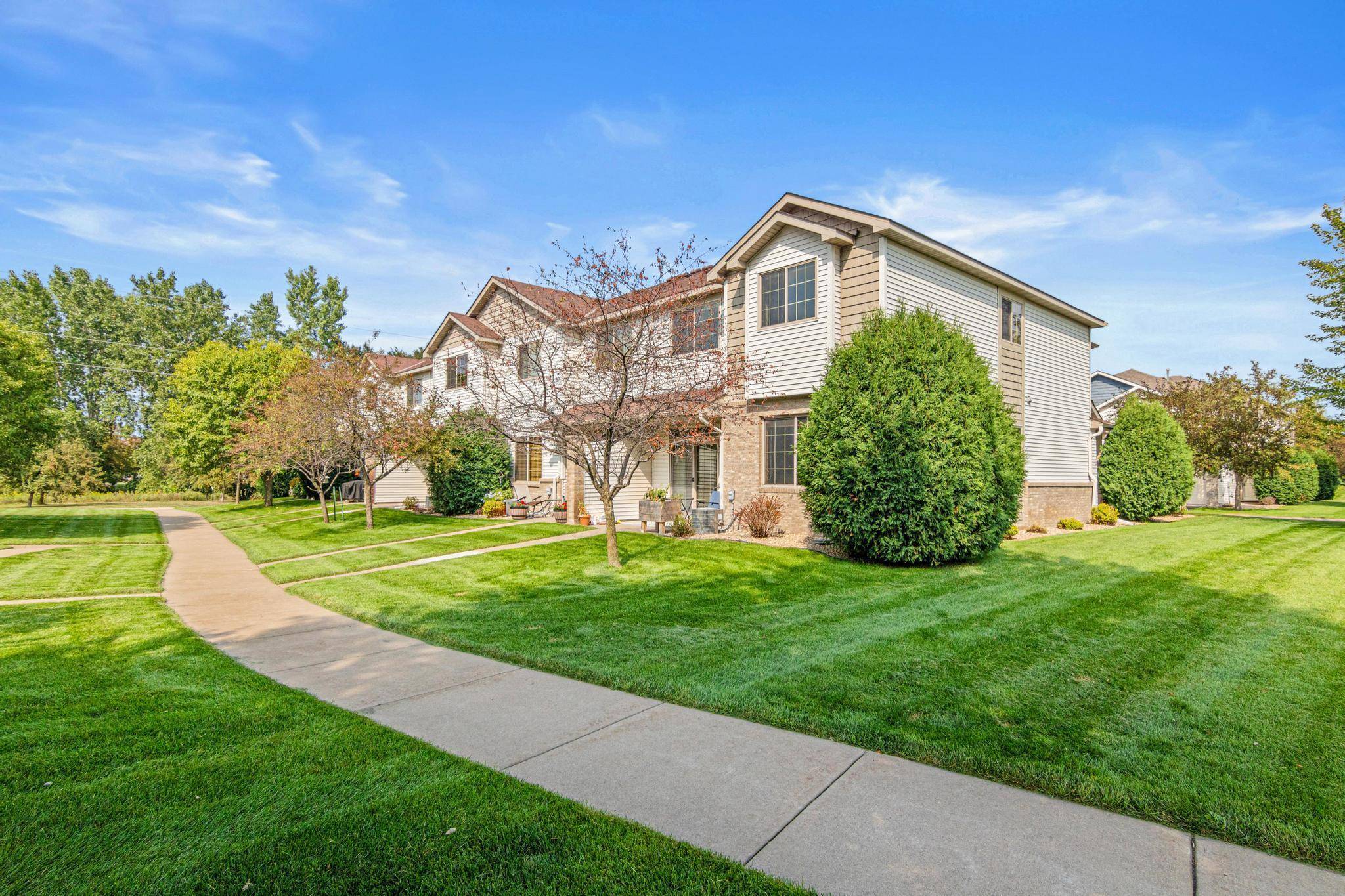 211 Stallion LN, Lino Lakes, MN 55014