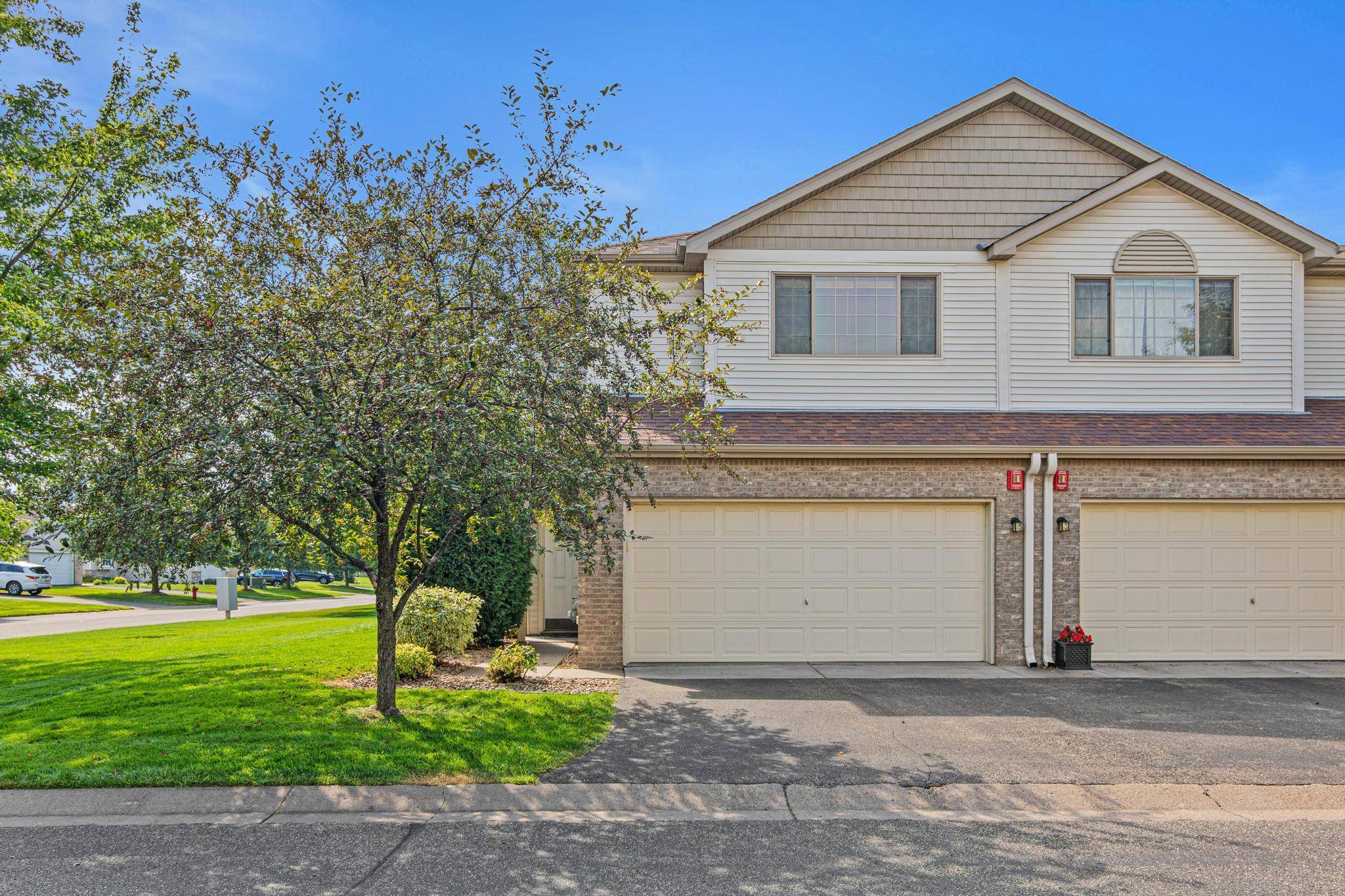 211 Stallion LN, Lino Lakes, MN 55014