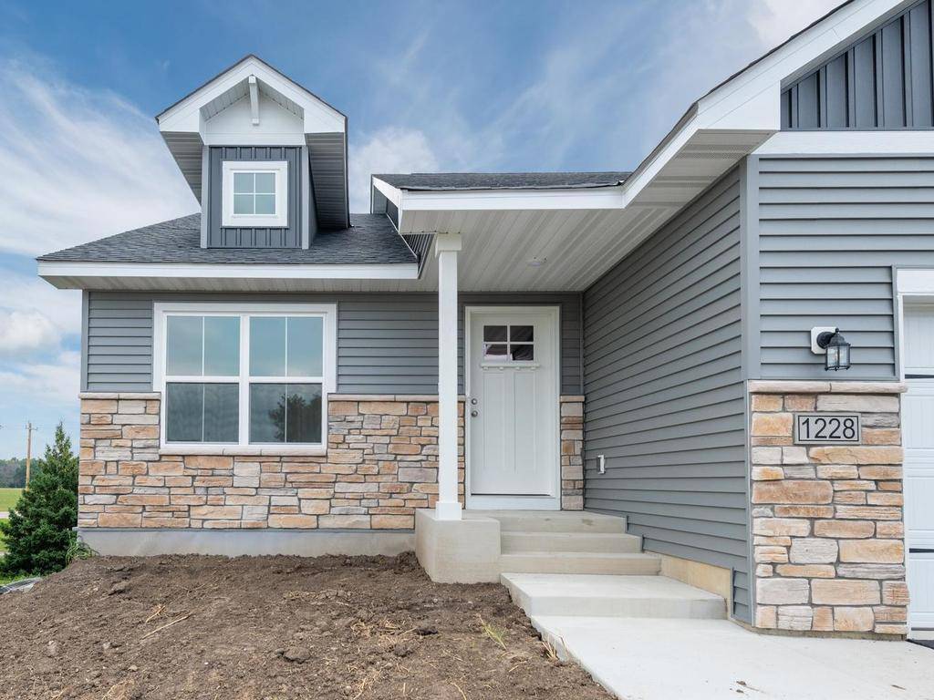 1228 Olivia ST SE, New Prague, MN 56071