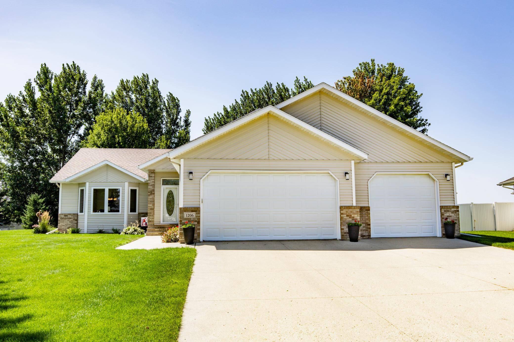 1206 47th AVE N, Fargo, ND 58102
