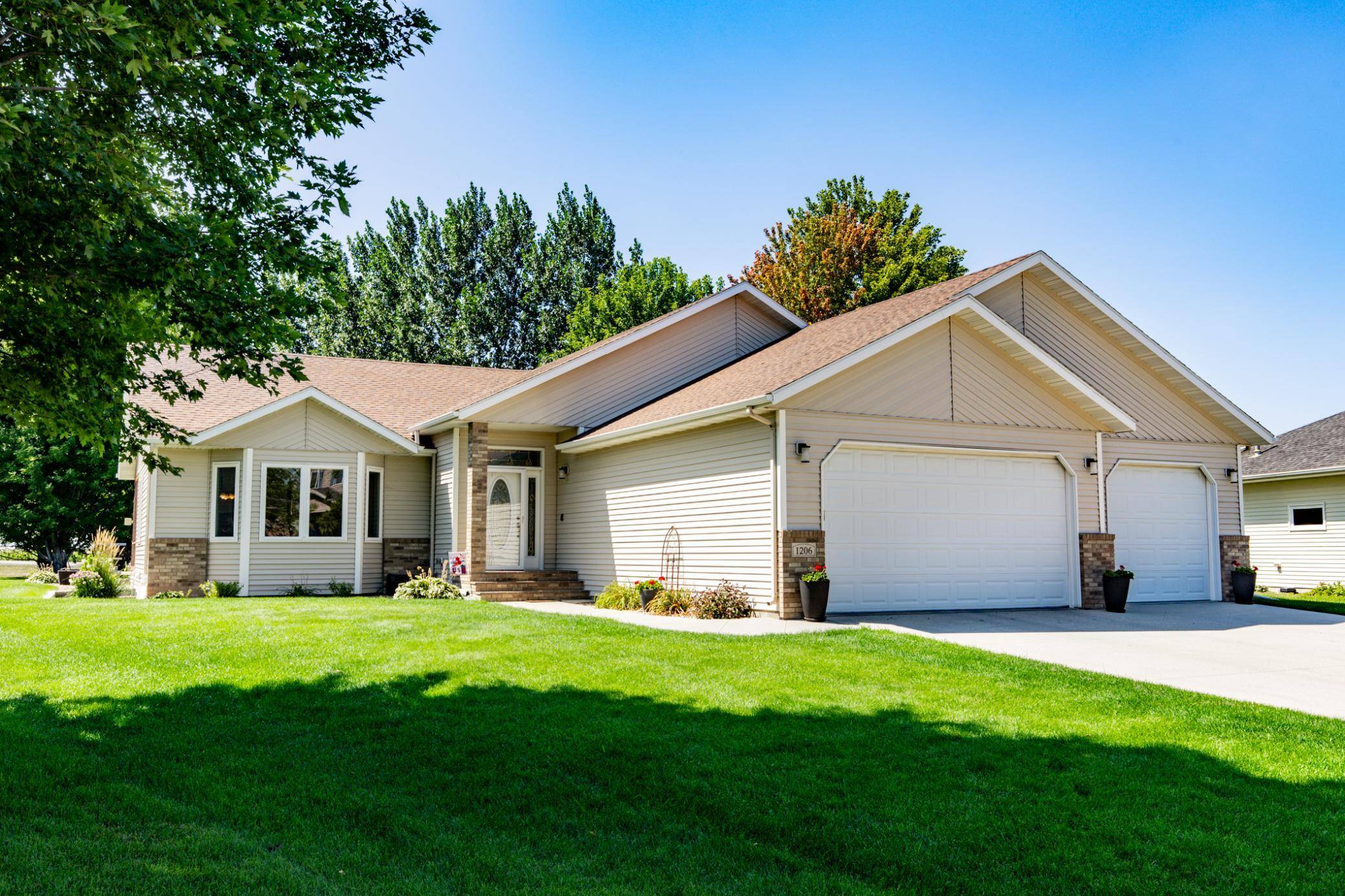 1206 47th AVE N, Fargo, ND 58102