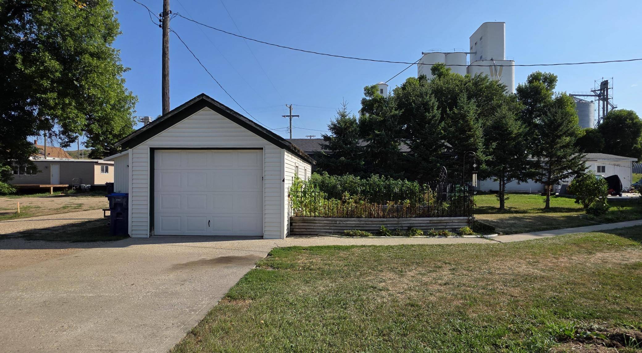 109 5th ST, Kathryn, ND 58049