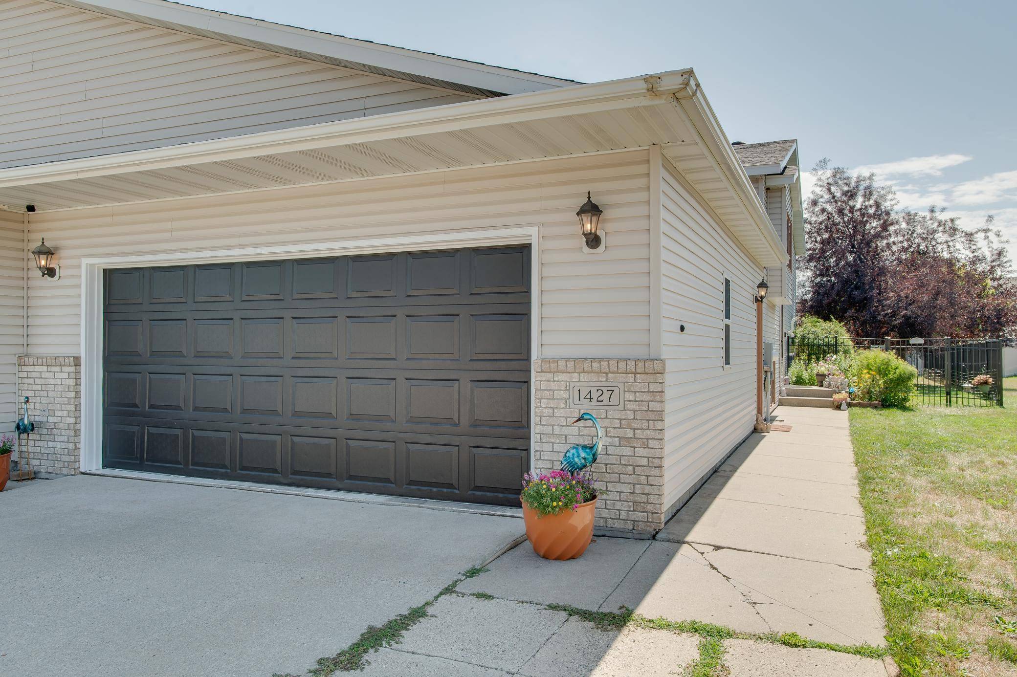 1427 Suntree DR, West Fargo, ND 58078