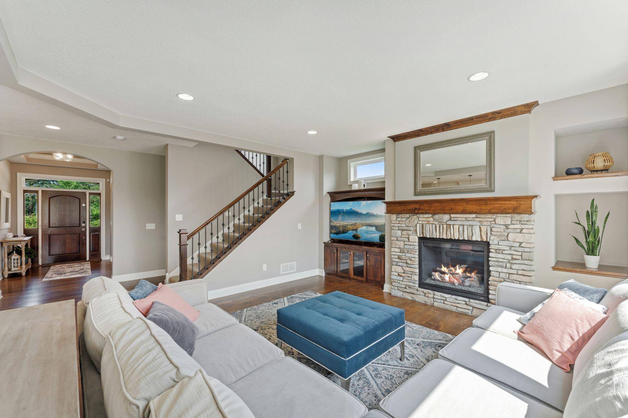 10 Crescent LN, North Oaks, MN 55127